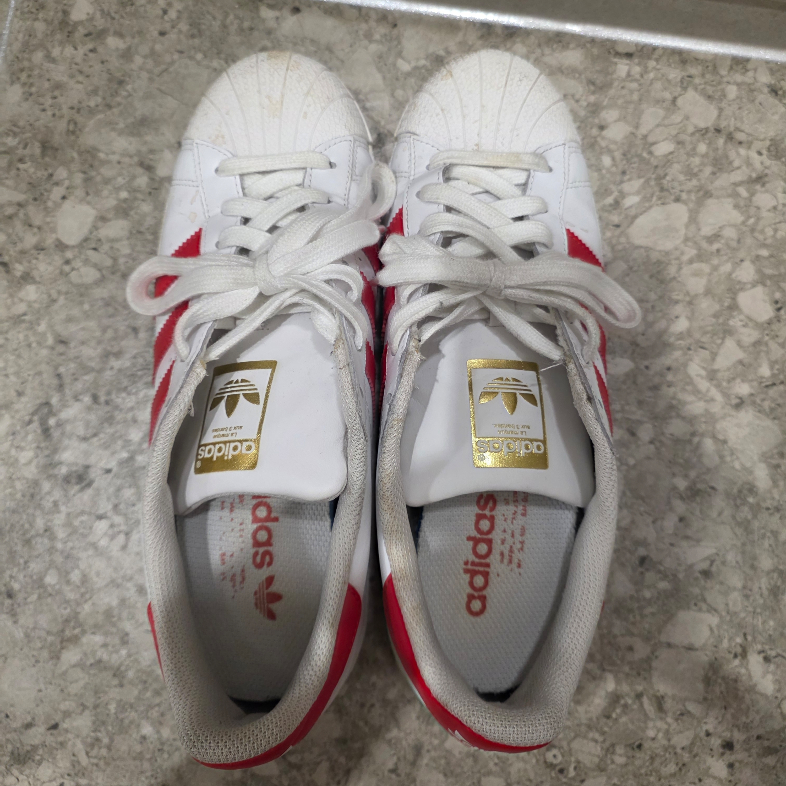 Adidas Superstar Cloud White Vivid Red 착용 스타일