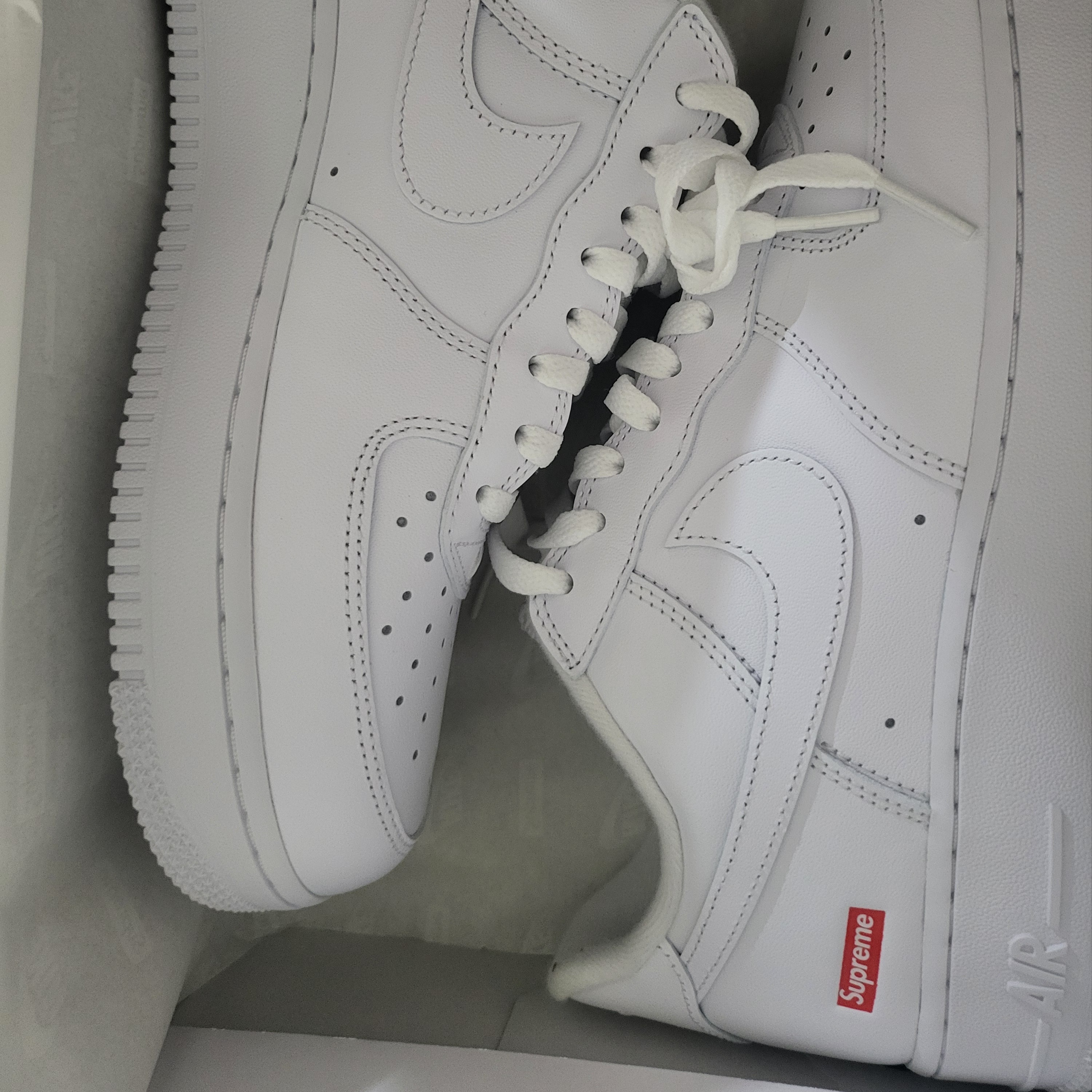 Nike x Supreme Air Force 1 Low White 착용 스타일