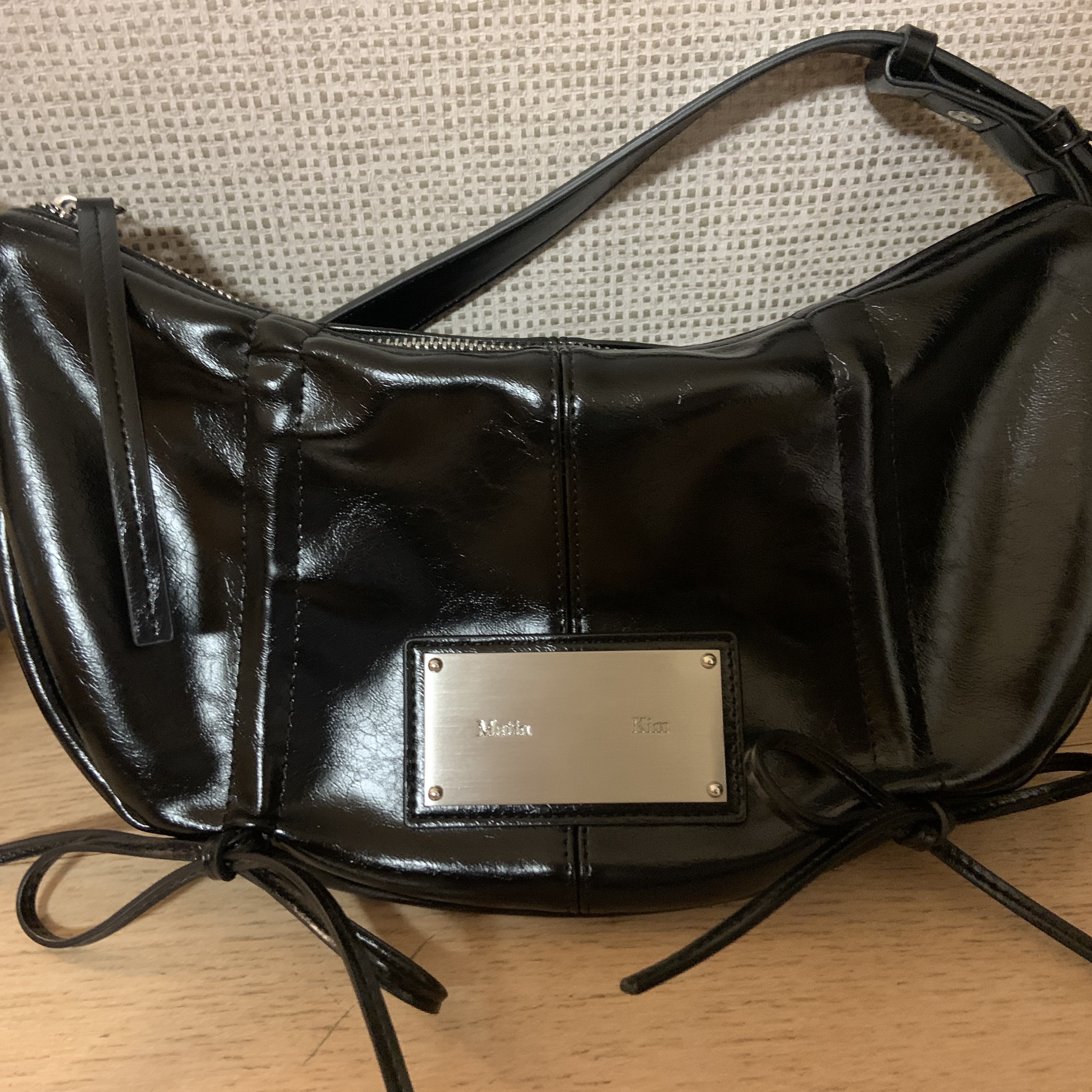 Matin Kim Half Shirring Ribbon Round Bag Black 착용 스타일
