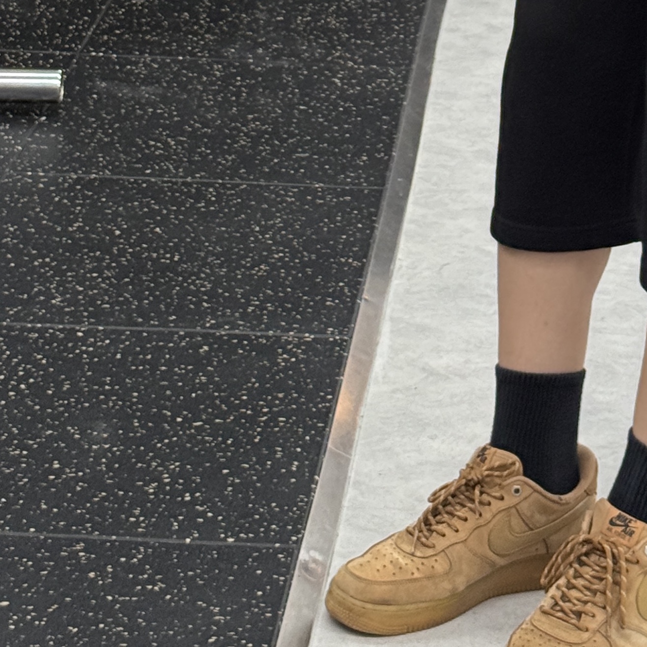 Nike Air Force 1 '07 WB Flax 착용 스타일