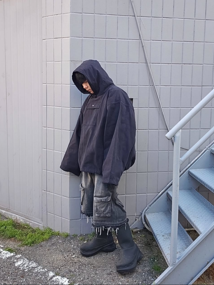 Yeezy Gap Engineered By Balenciaga Sateen Anorak Black 착용 스타일