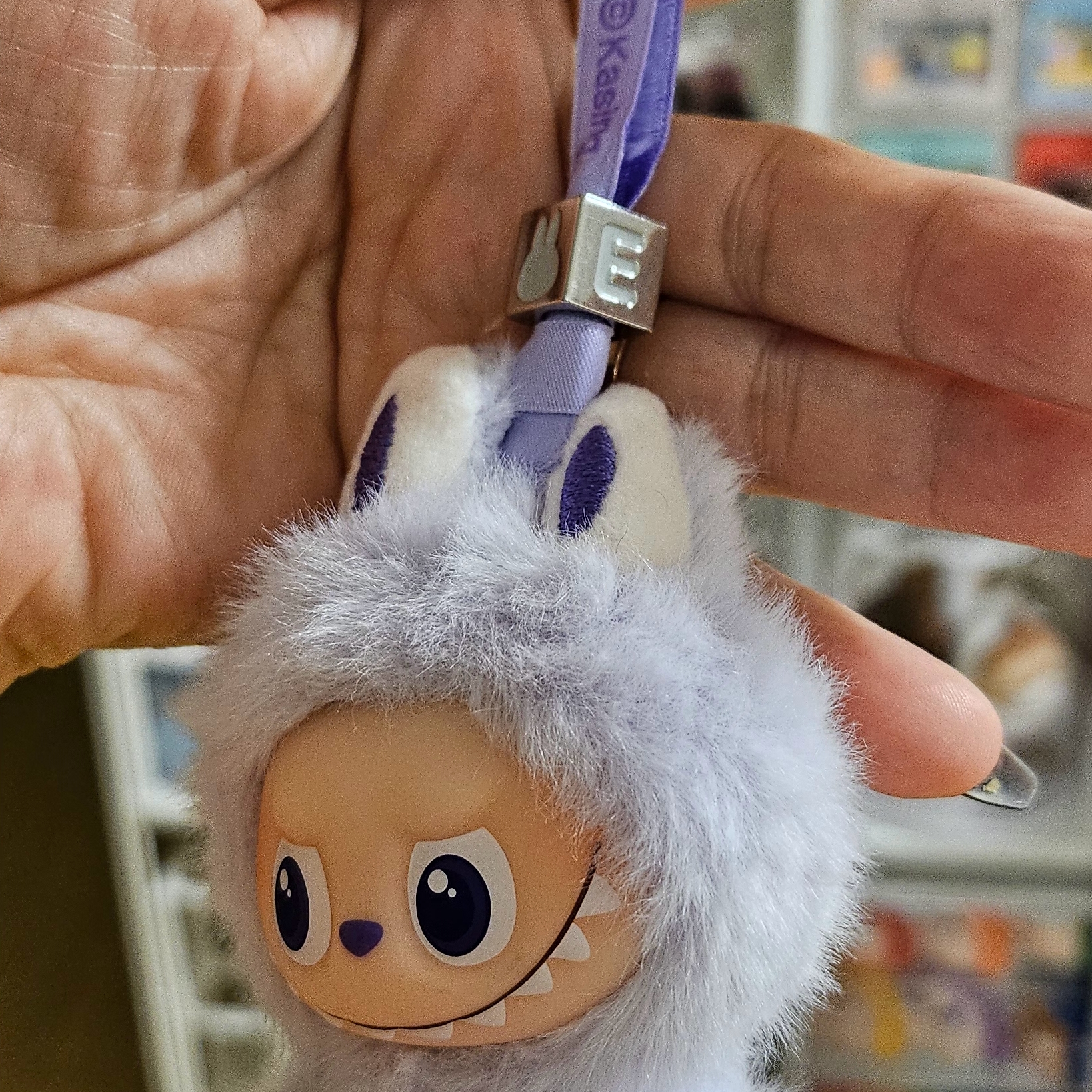 Pop Mart Labubu The Monsters Pin For Love Series Vinyl Plush Pendant (A-M) E (Opened Case) 착용 스타일 - 2