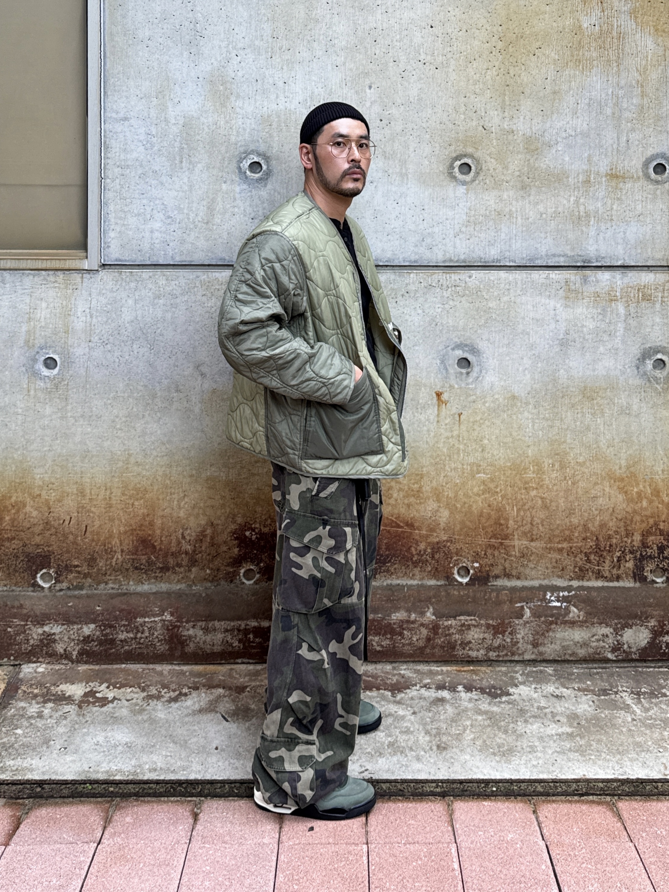 Jordan 4 x Undefeated Retro OG SP Deep Green and Clementine, Flavorism VTG Washed Cargo Pants Washed Camo 착용 스타일 - 3