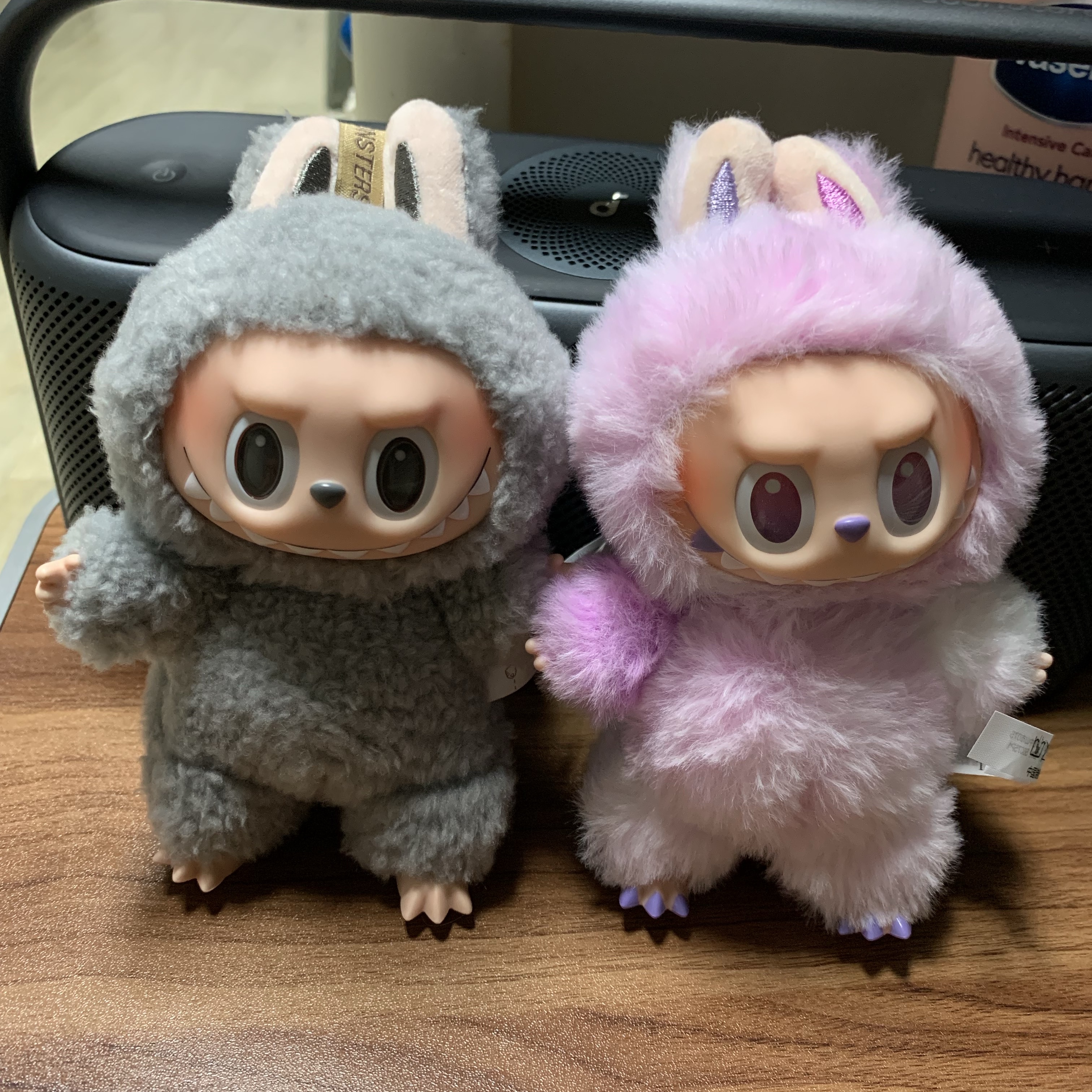 Pop Mart Labubu The Monsters Labubu Tasty Macarons Series Sesame Bean Keyring (Opened Case), Pop Mart Labubu The Monsters Highlight Series Luck Keyring (Opened Case) 착용 스타일