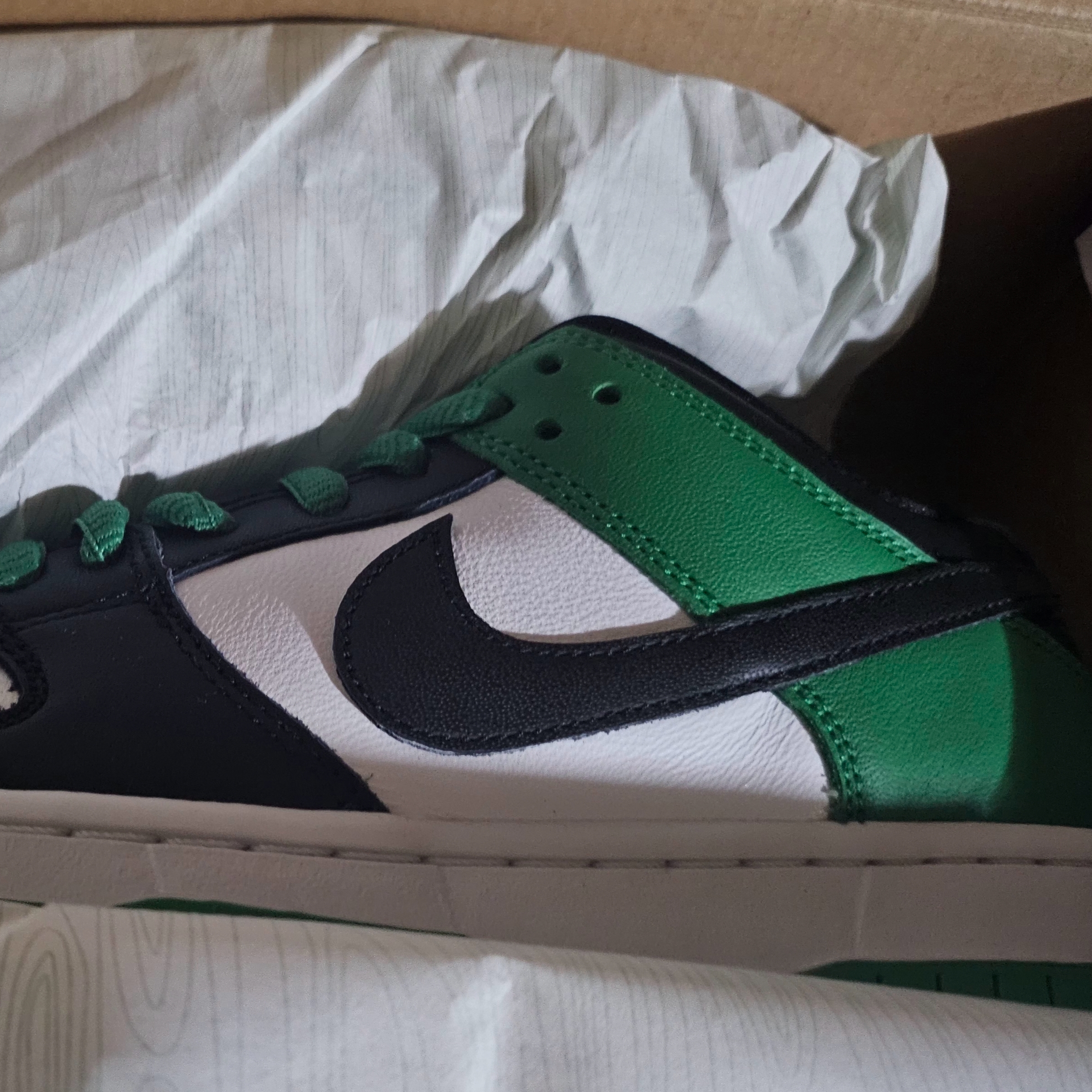 Nike SB Dunk Low Pro Black and Classic Green 착용 스타일