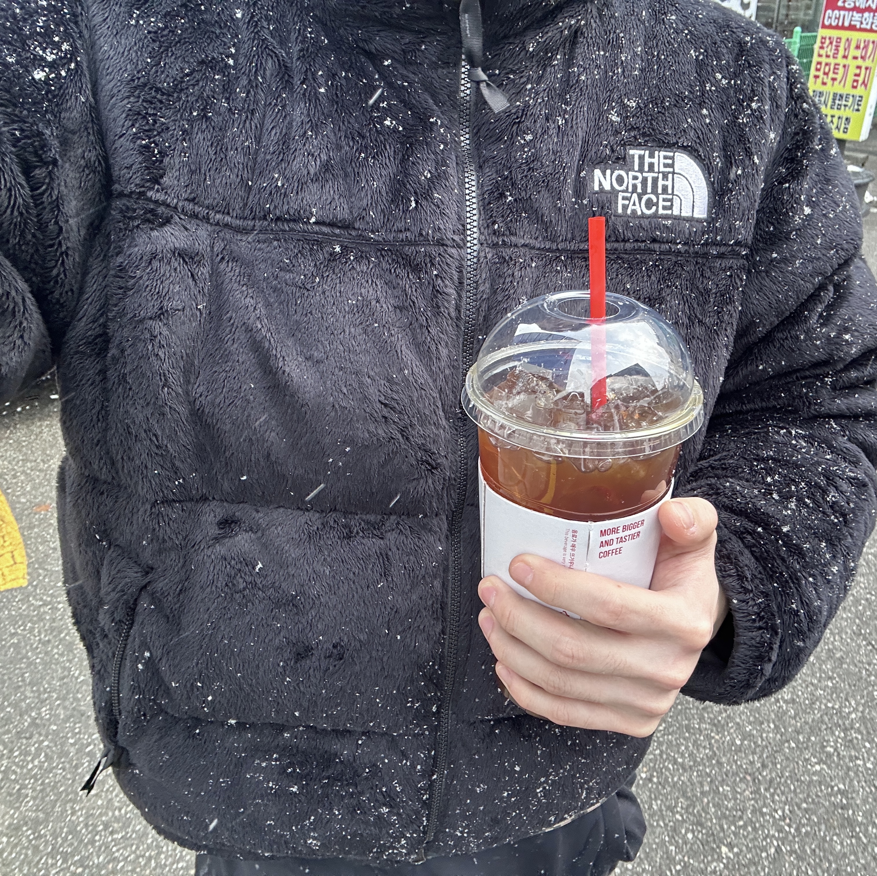 The North Face Versa Velour Nuptse Jacket Black 착용 스타일