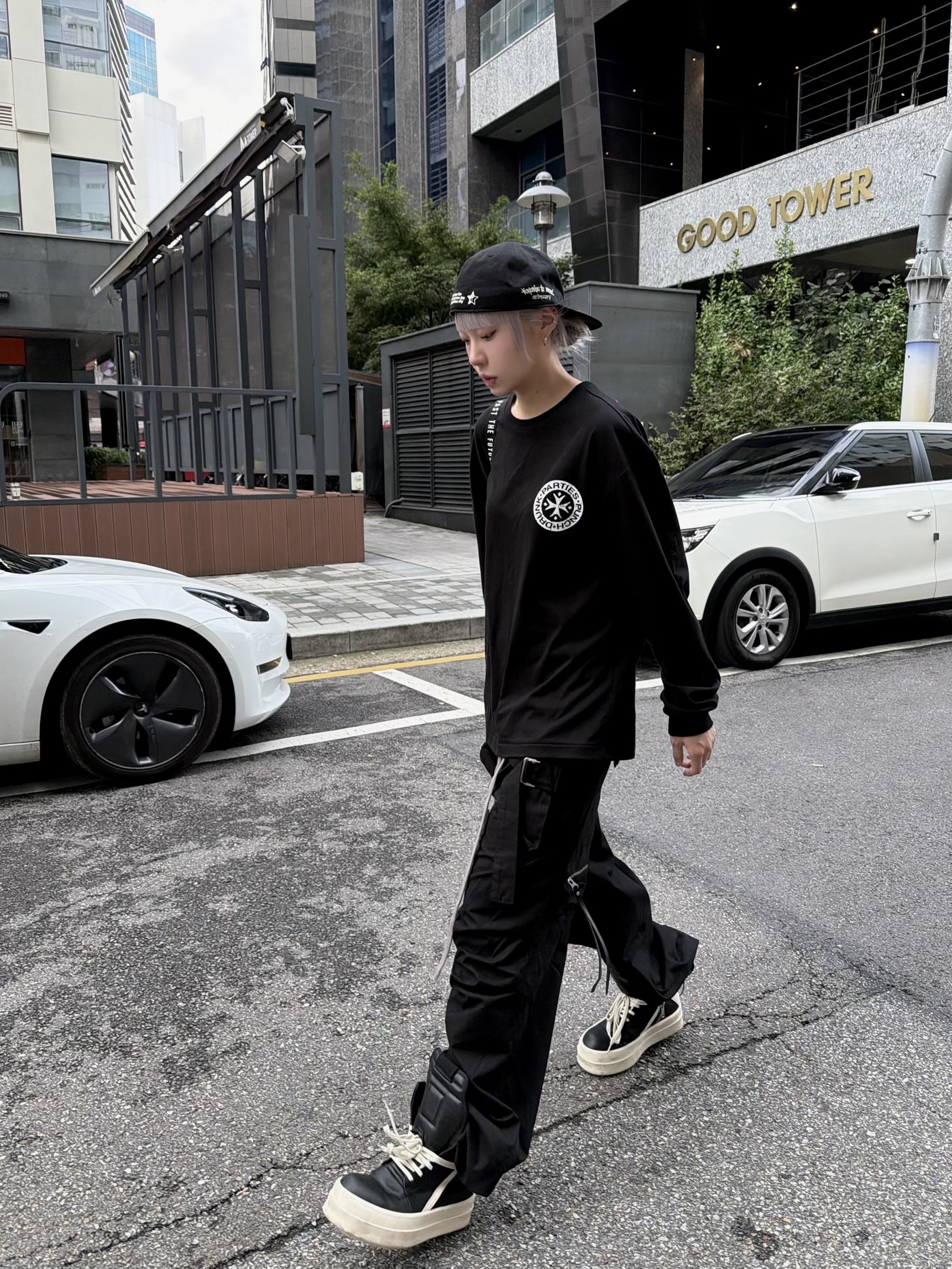 Aoiro 6-Panel Hikari A/N Fitted Cap Black, Wapworks Wide Safety Cargo Pants Black 착용 스타일 - 6