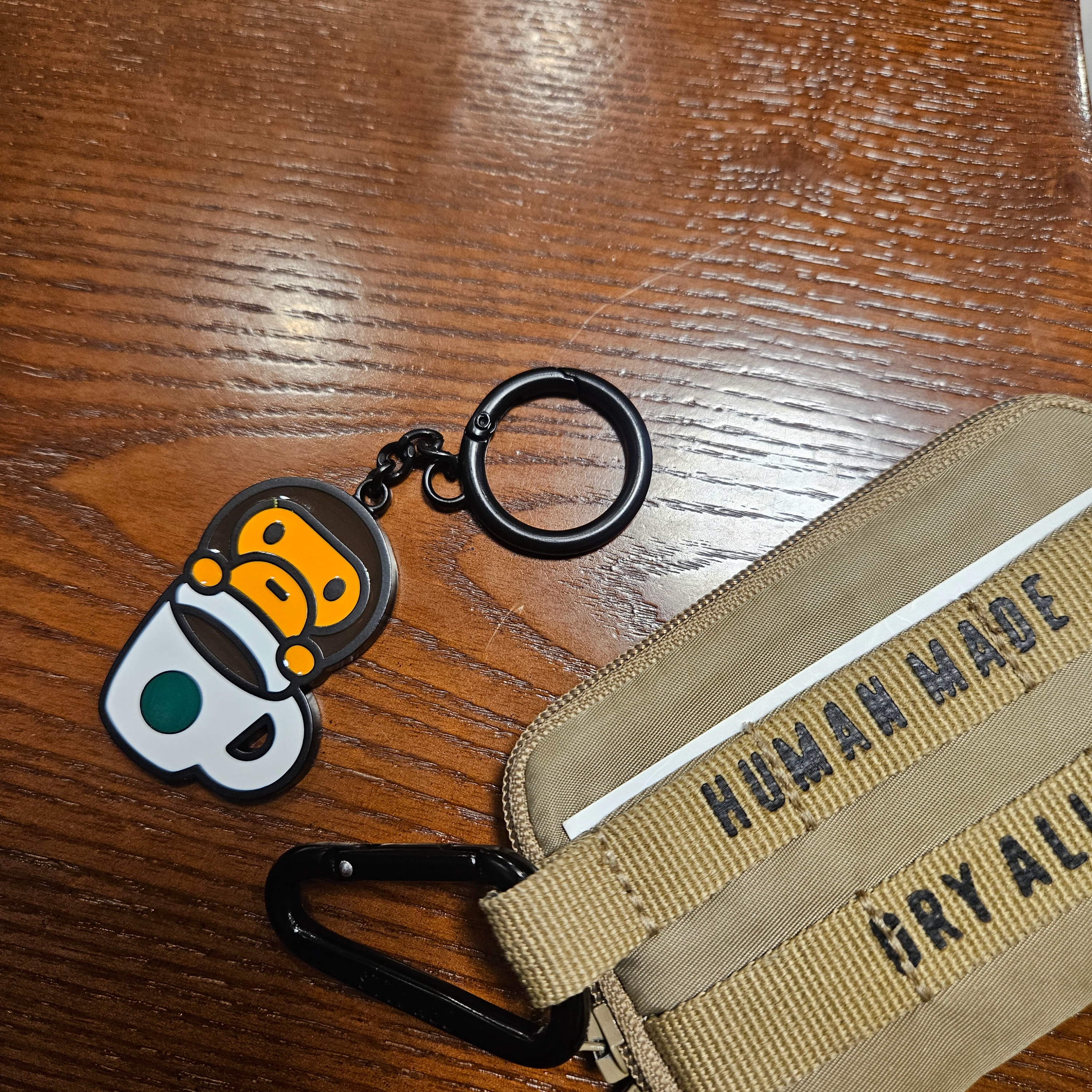 Starbucks x BAPE Baby Milo Keychain, Human Made Military Card Case Beige 착용 스타일