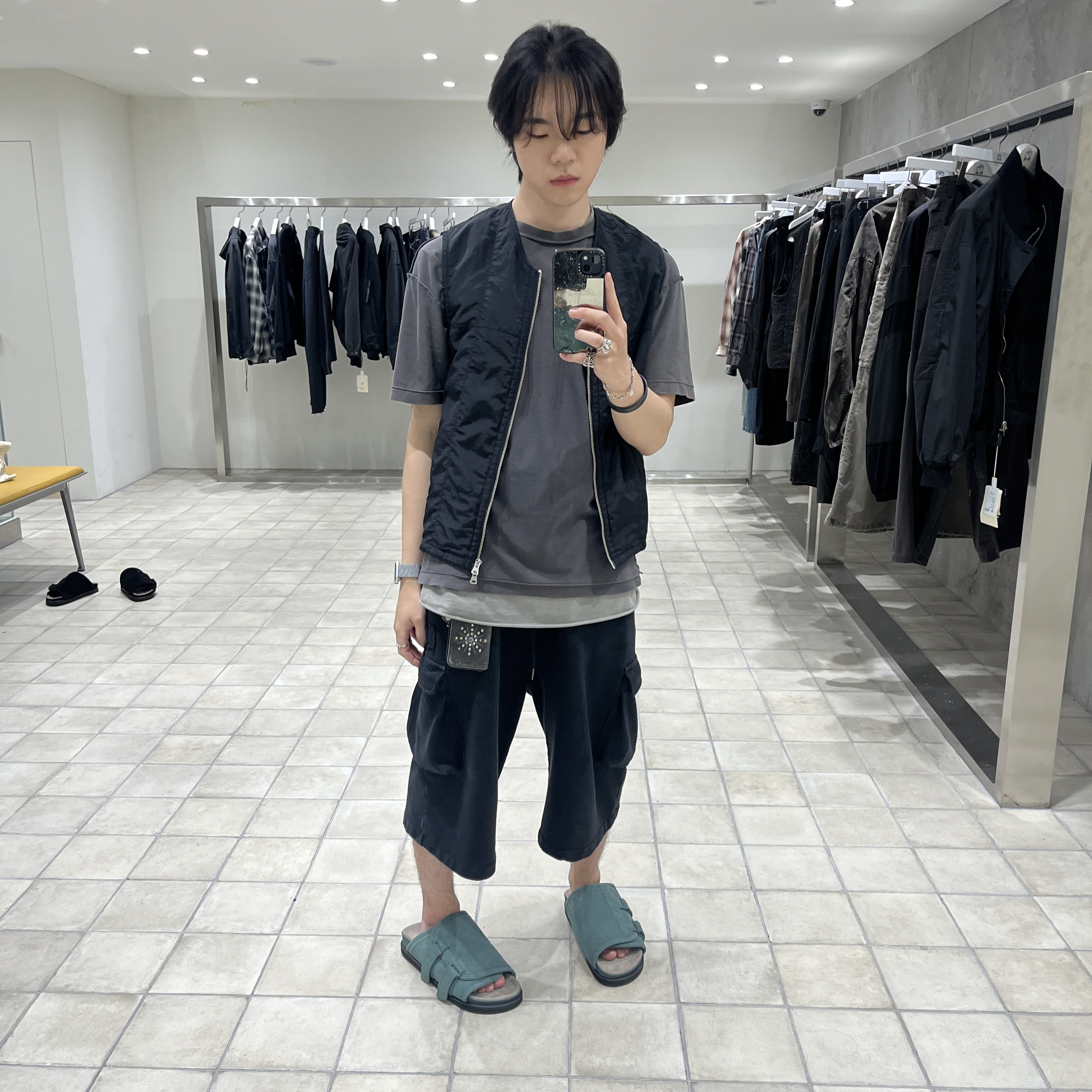 Polyteru Grid Vest (Paisley Patched) Black 착용 스타일 - 2