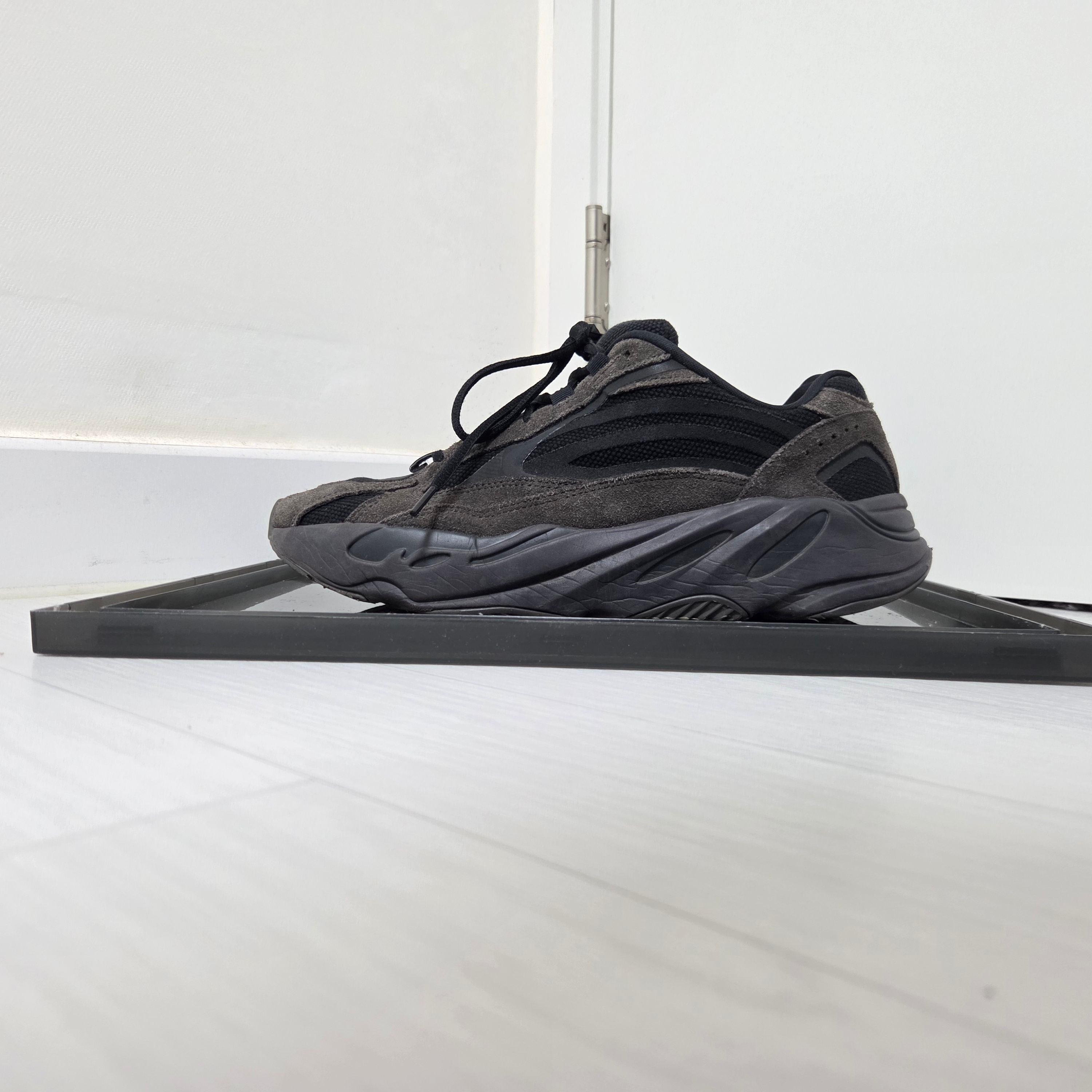Adidas Yeezy Boost 700 V2 Vanta 2019 착용 스타일