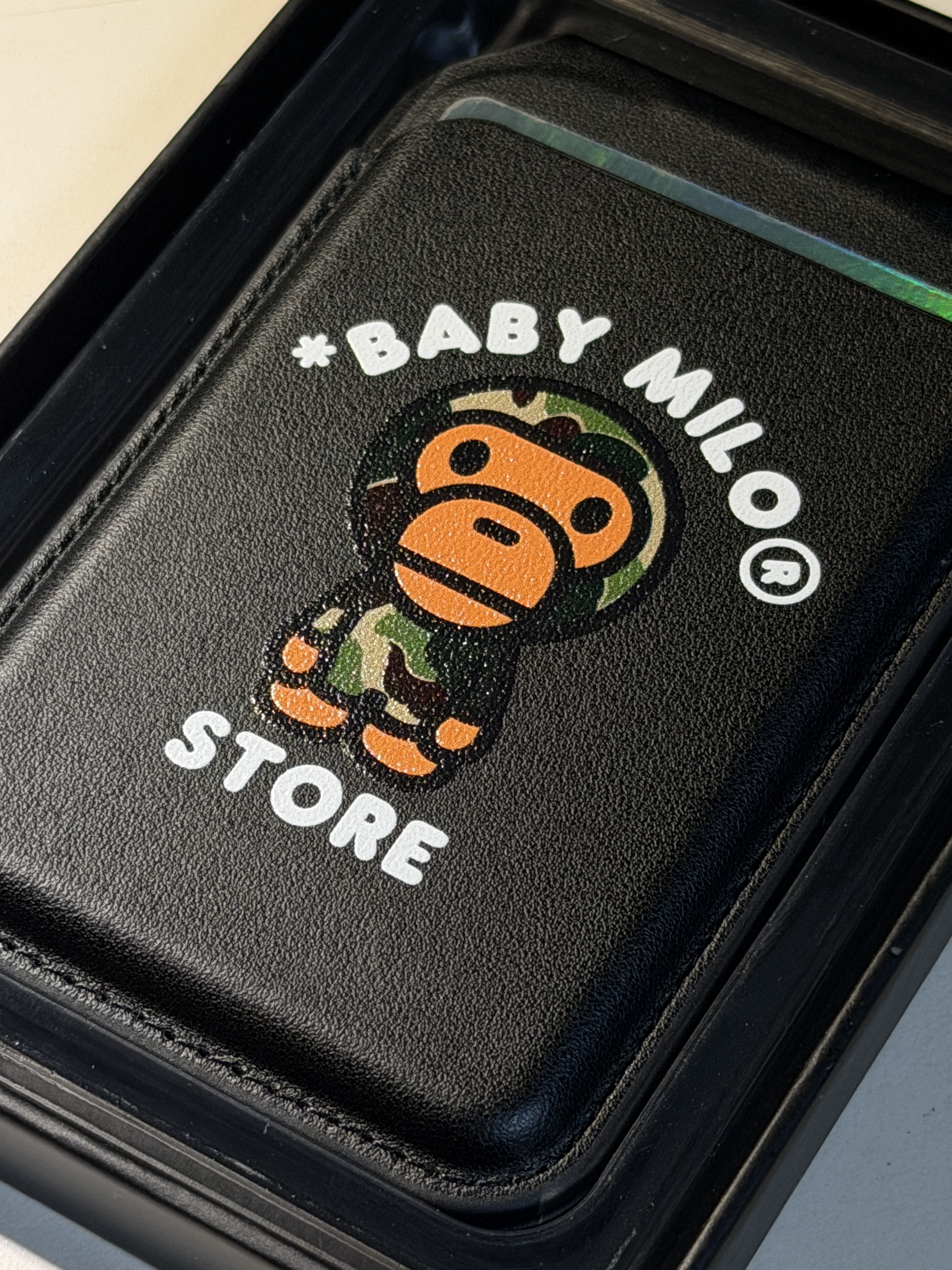 BAPE Baby Milo MagSafe Card Holder Black 착용 스타일