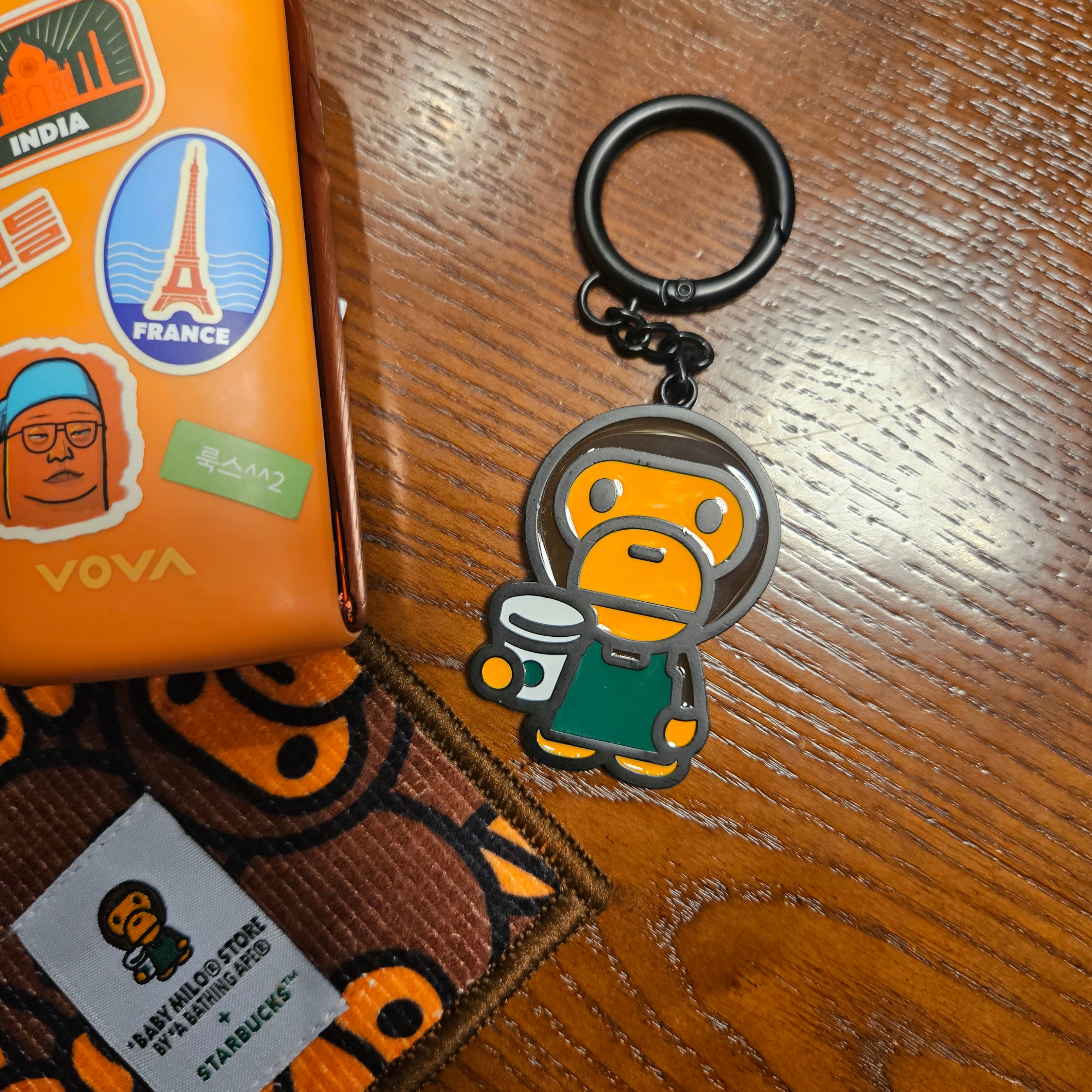 Starbucks x BAPE Baby Milo Keychain 착용 스타일 - 1