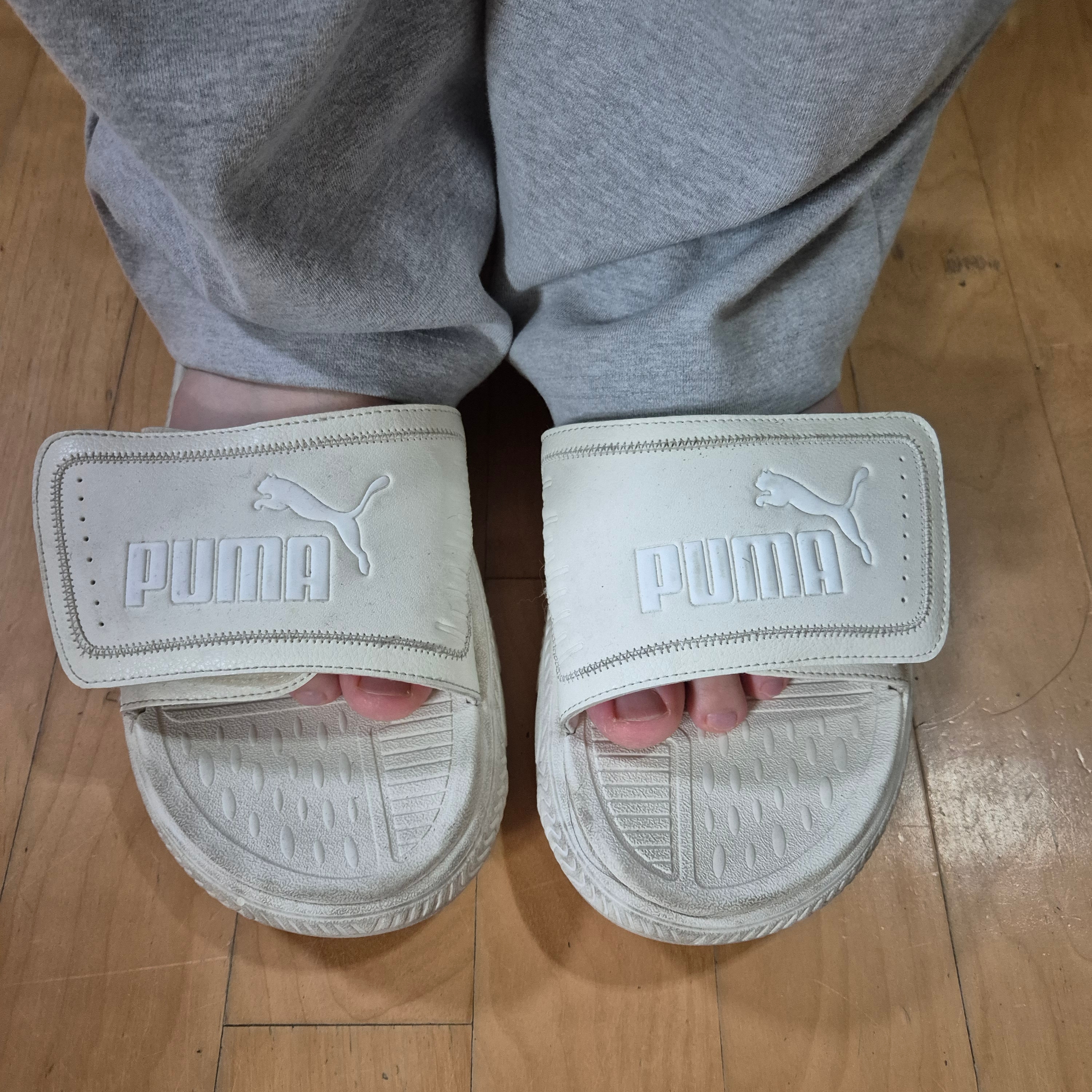 (W) Puma Softride Pro Slide V White Cool Light Grey 착용 스타일