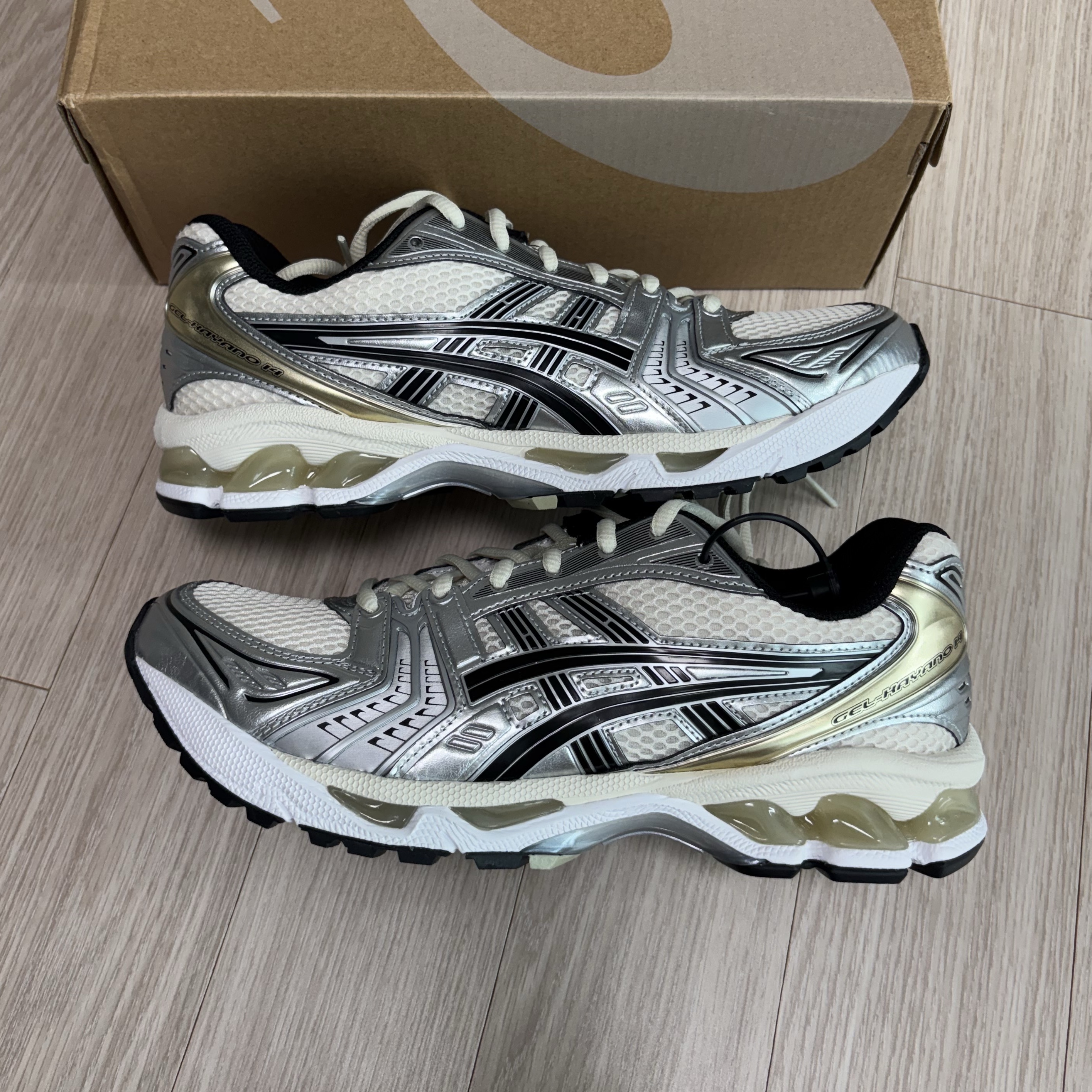 Asics Gel-Kayano 14 Birch Pure Silver 착용 스타일
