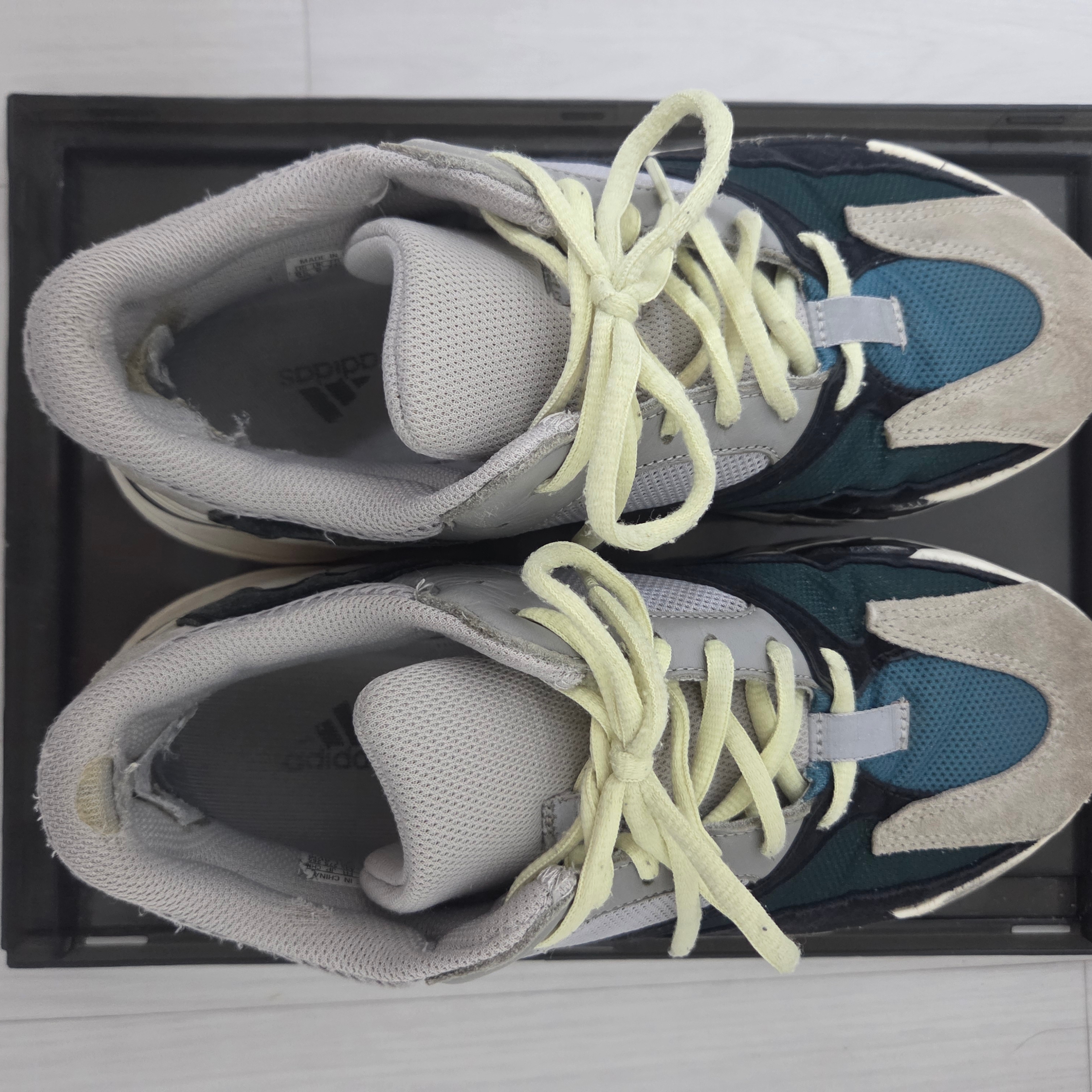 Adidas Yeezy Boost 700 Wave Runner Solid Grey 2017/2019 착용 스타일
