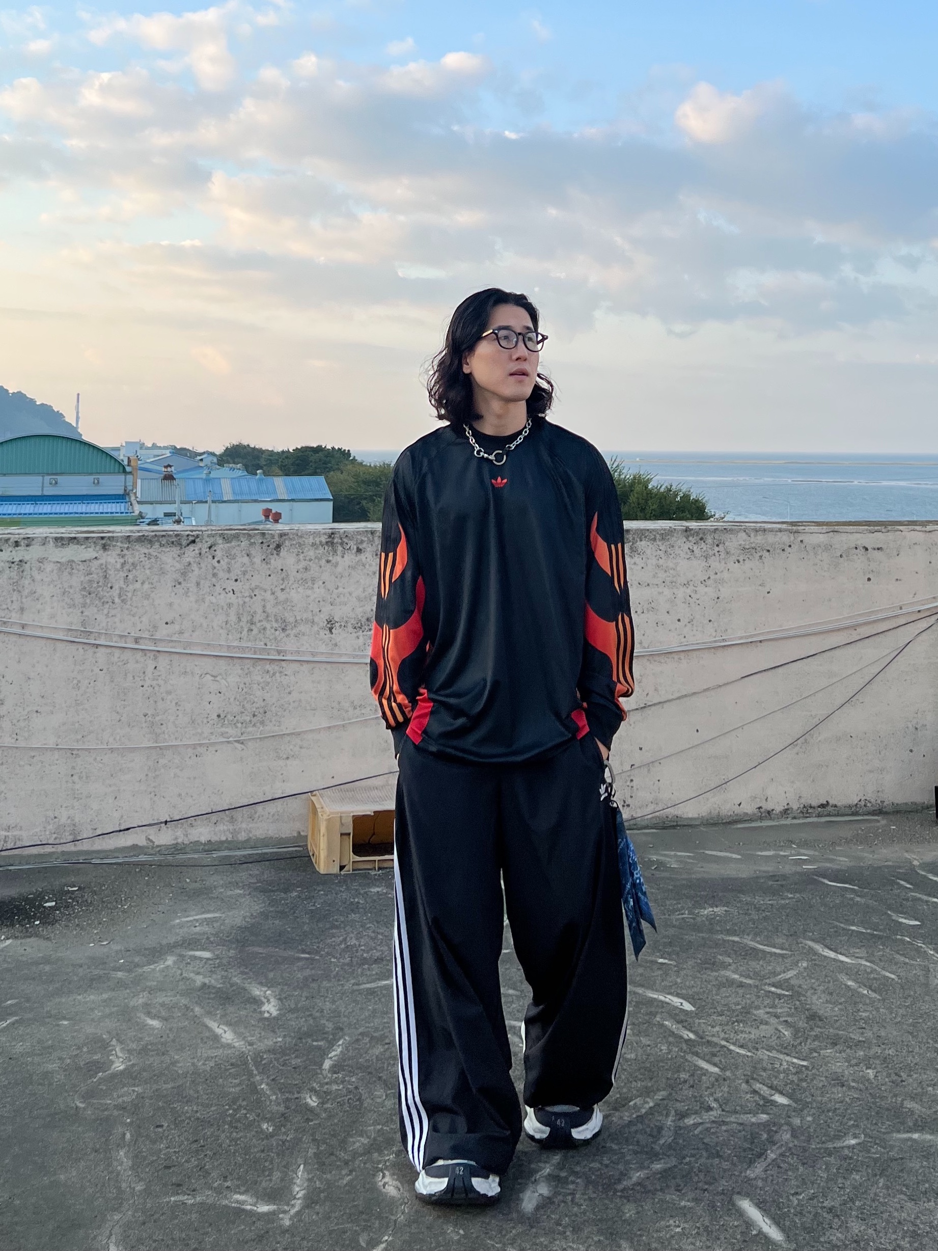 (W) Adidas Adilenium Season 3 Oversized Track Pants Black - KR Sizing, Balenciaga Cargo Sneakers White Grey 착용 스타일 - 2