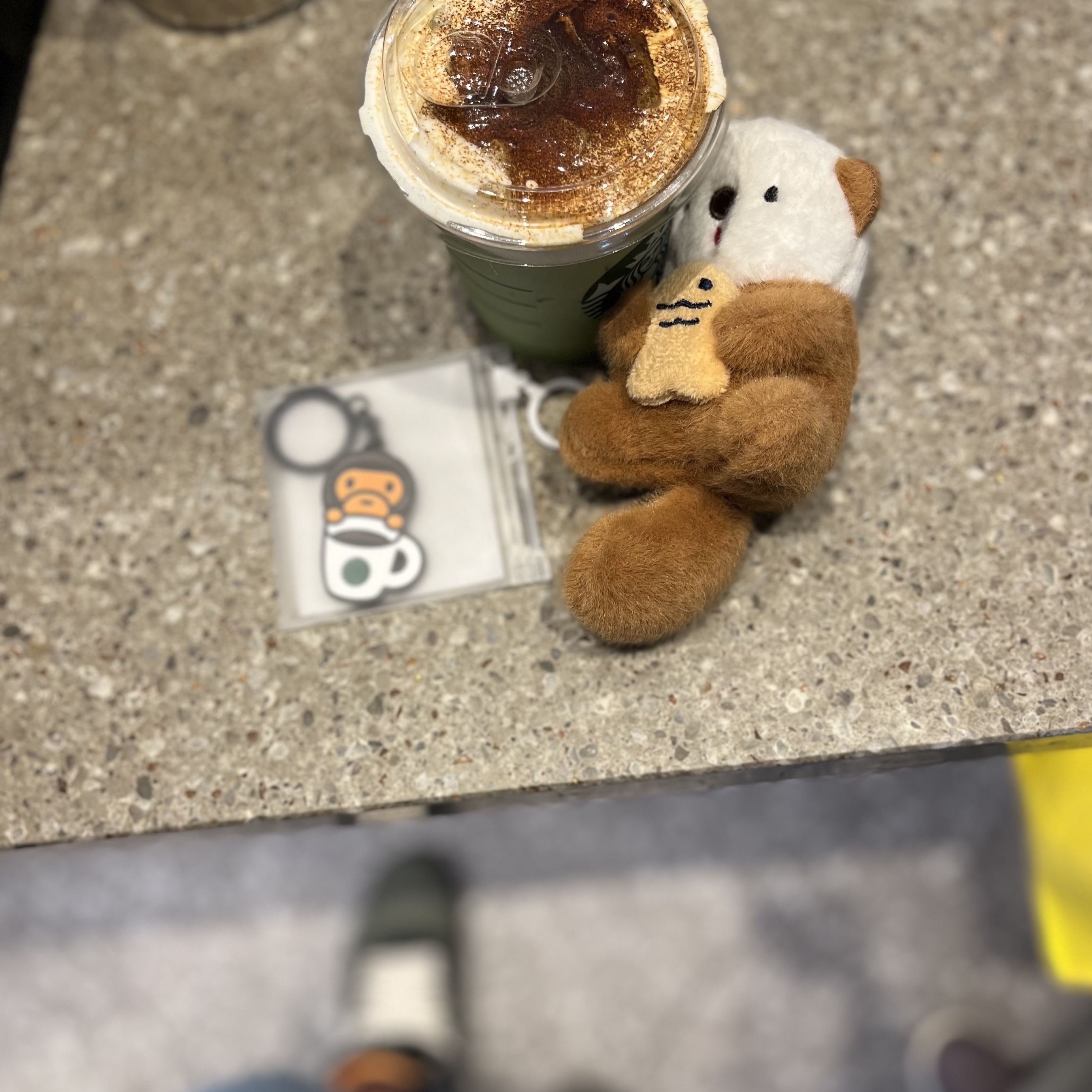 Starbucks x BAPE Baby Milo Keychain, Jordan 4 x Undefeated Retro OG SP Deep Green and Clementine 착용 스타일 - 1