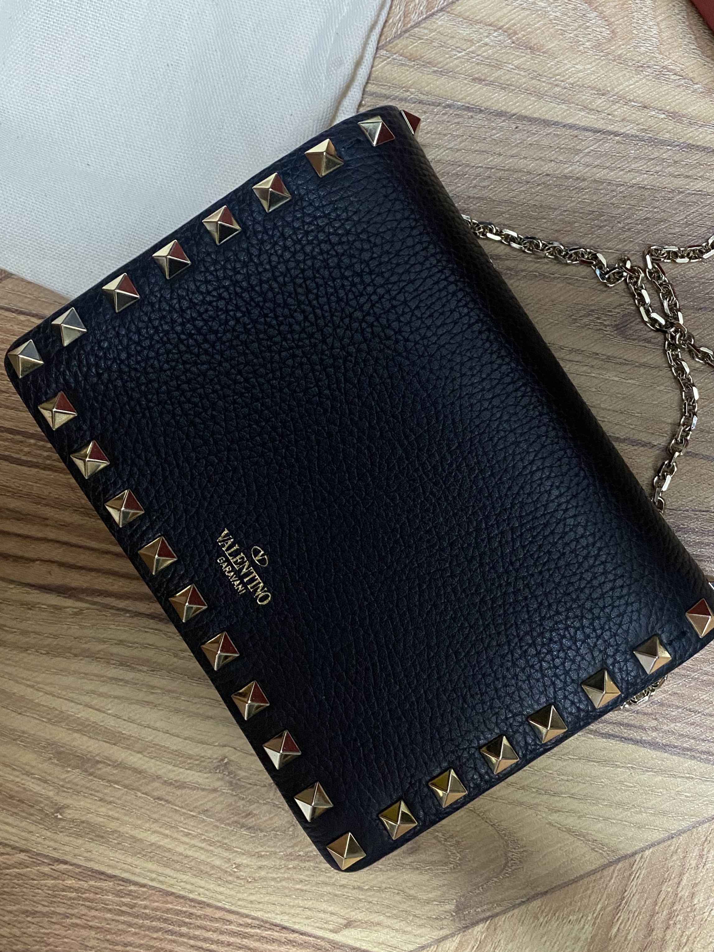 Valentino Rockstud Calfskin Chain Pouch Black 착용 스타일