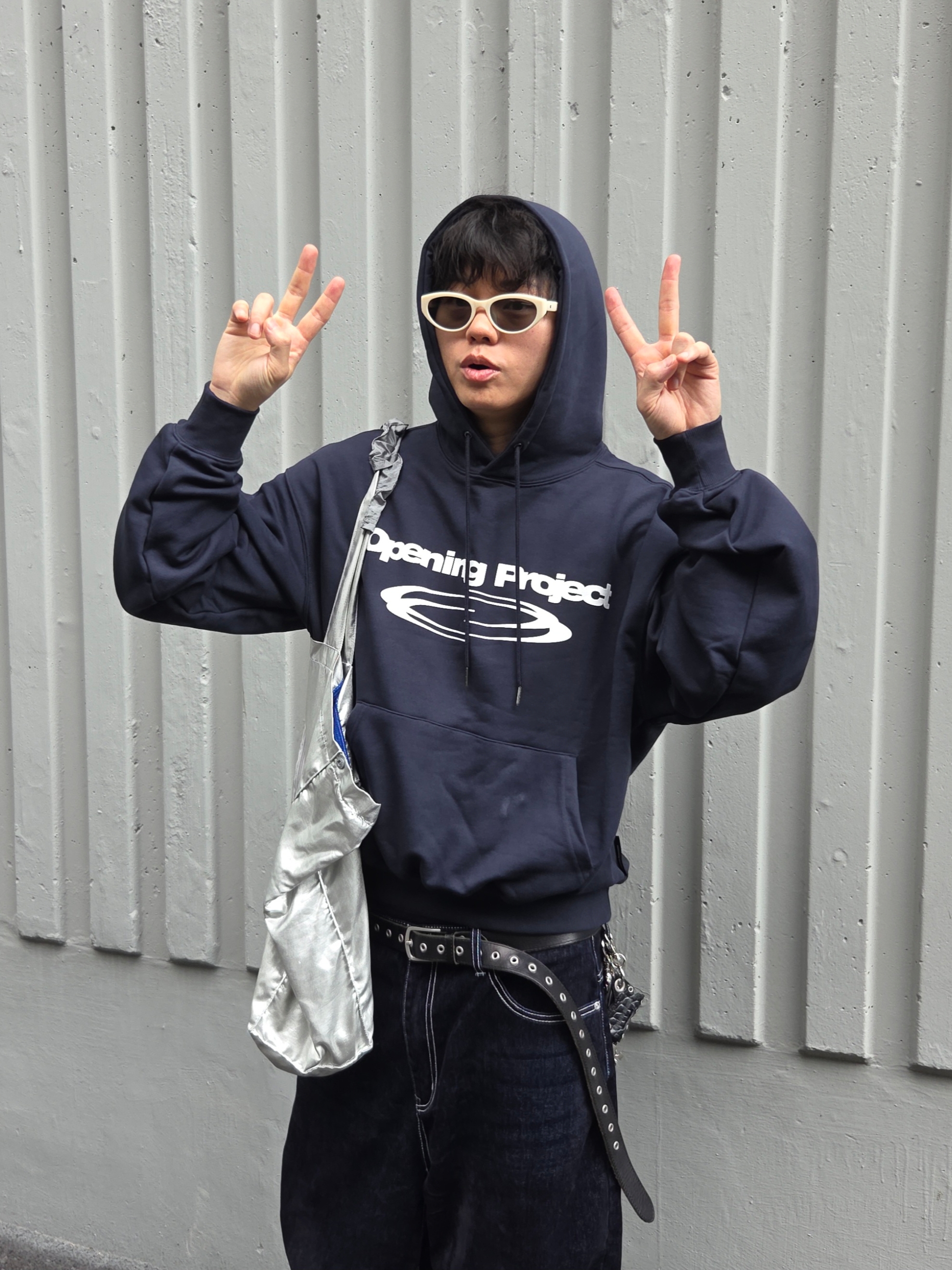 Opening Project Identity Sweatshirt Navy, ALEXII Too Much Keyring Ver.2 착용 스타일 - 5
