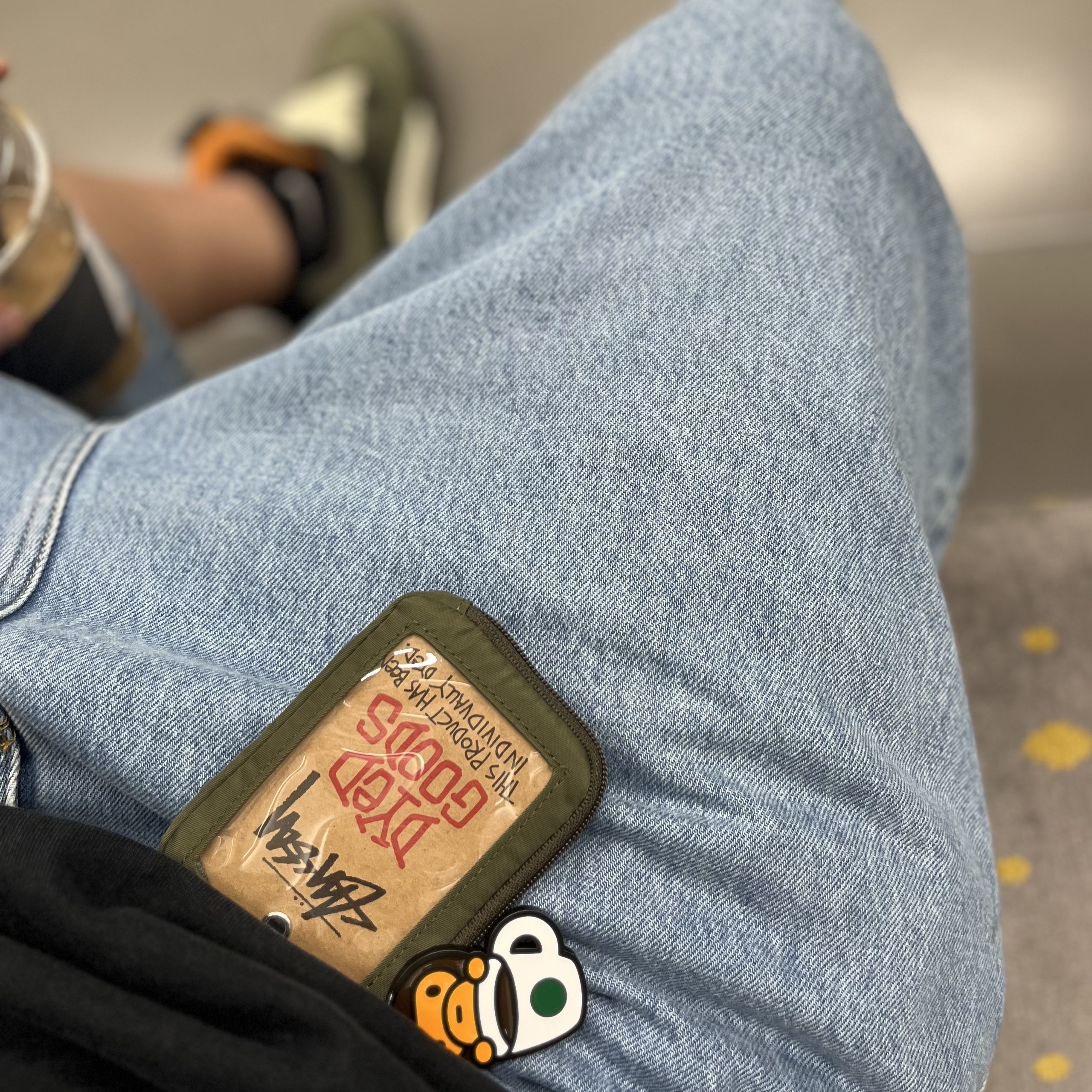 Starbucks x BAPE Baby Milo Keychain, Human Made Military Card Case Olive Drab 착용 스타일 - 1