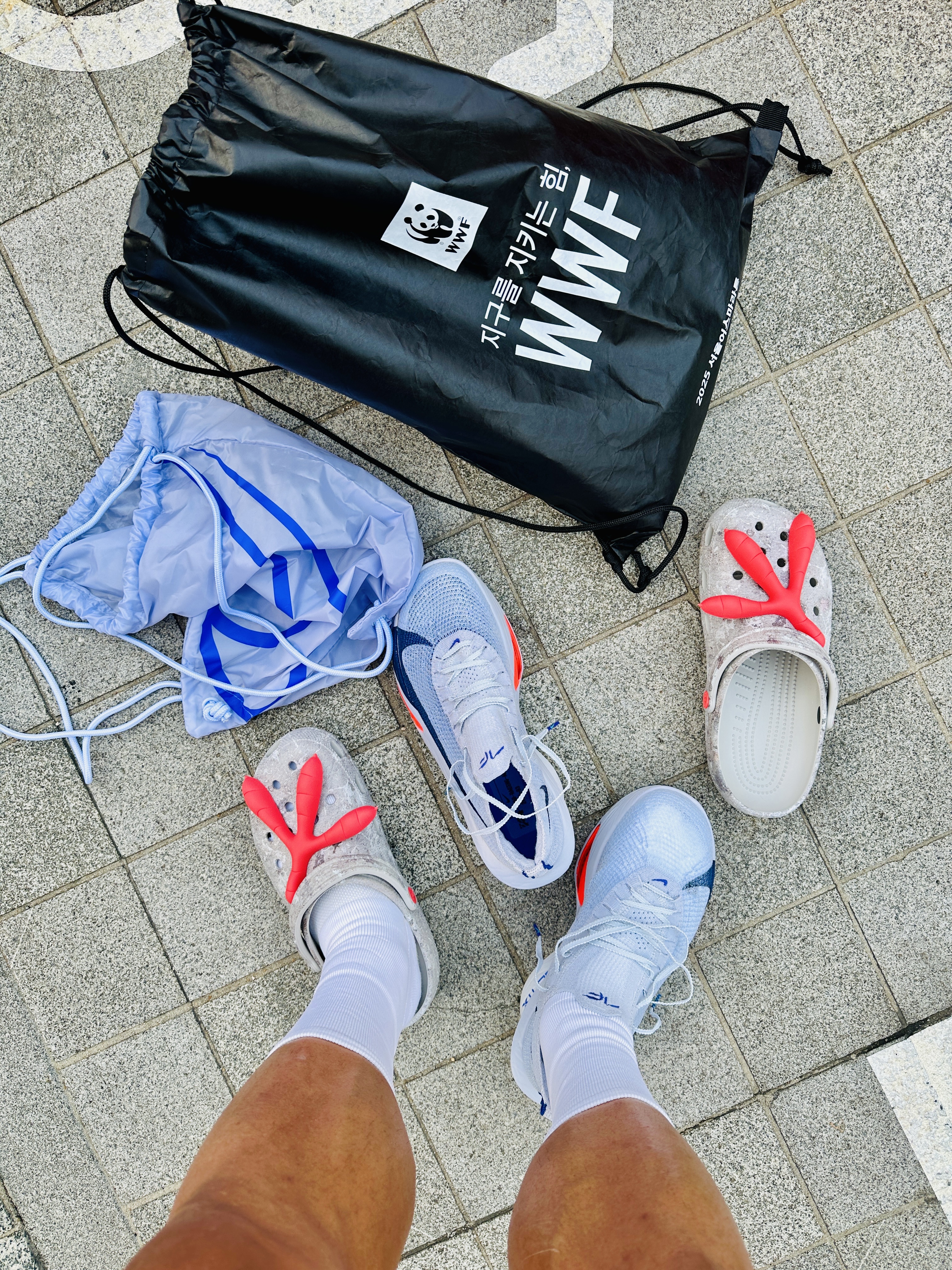 Crocs x Staple Classic Clog Grey Red, Nike Air Zoom Alphafly Next% 3 Football Grey Ghost 착용 스타일