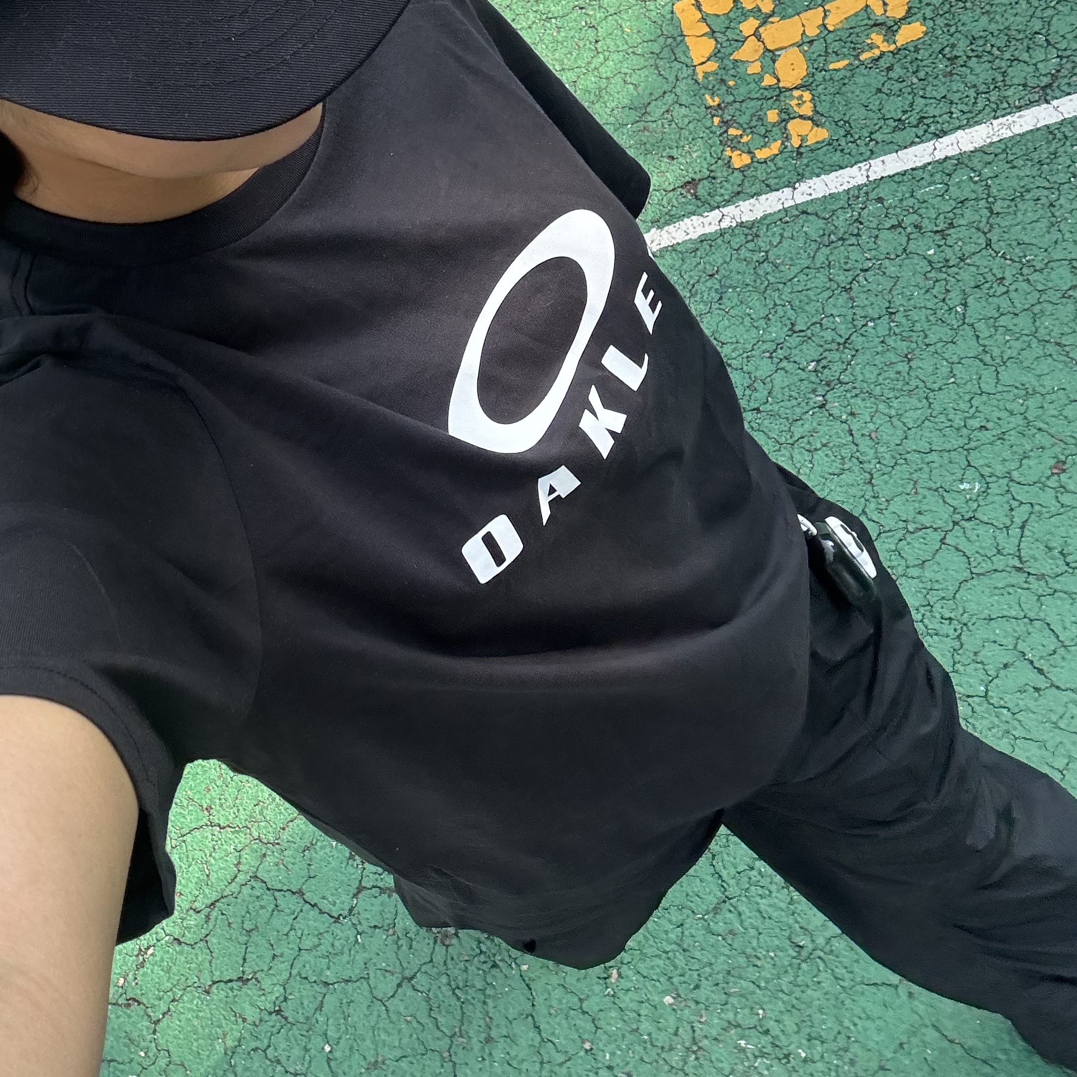 Oakley O Bark 2.0 T-Shirt Blackout 착용 스타일