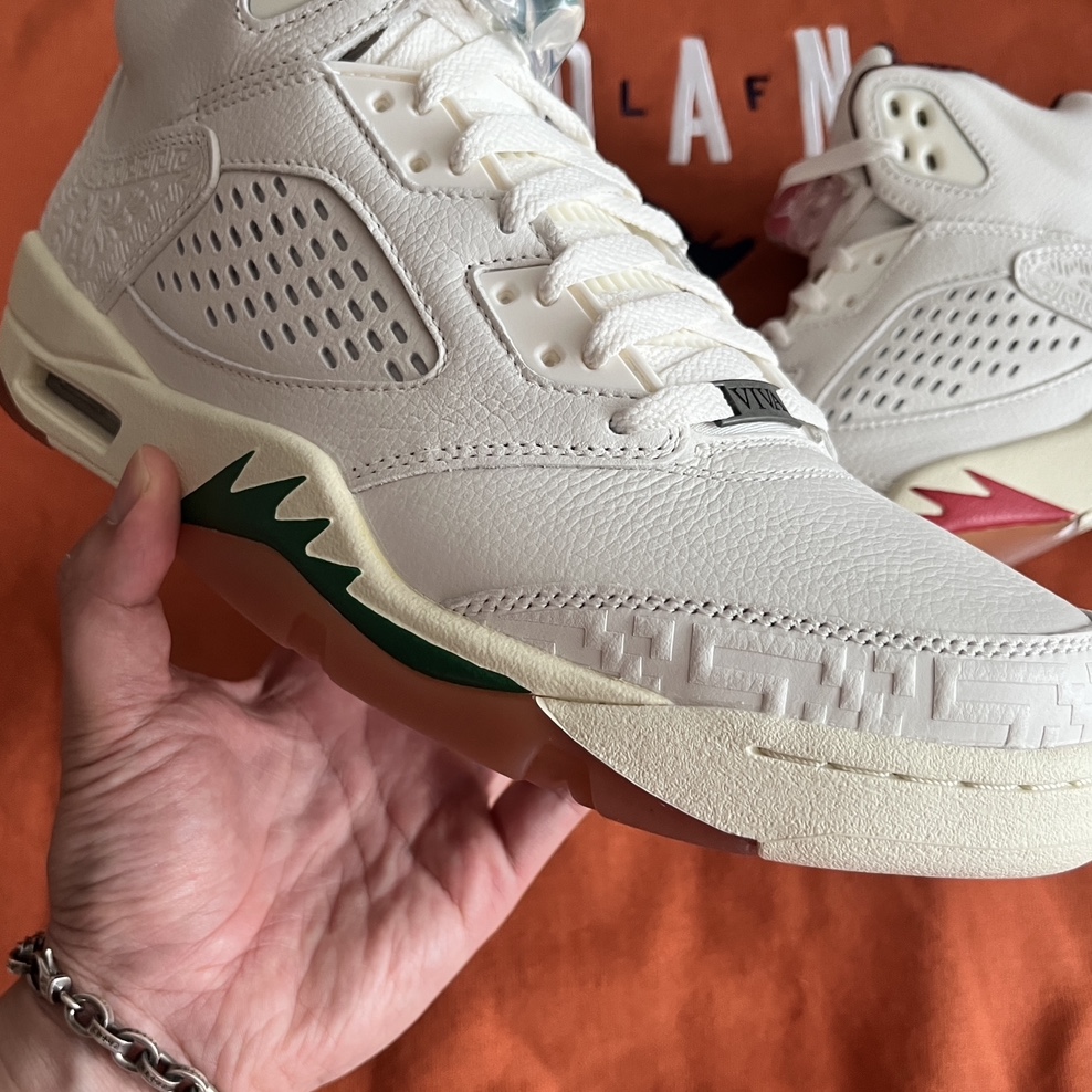 Jordan 5 Retro El Grito Sail and Dark Pony 착용 스타일 - 2