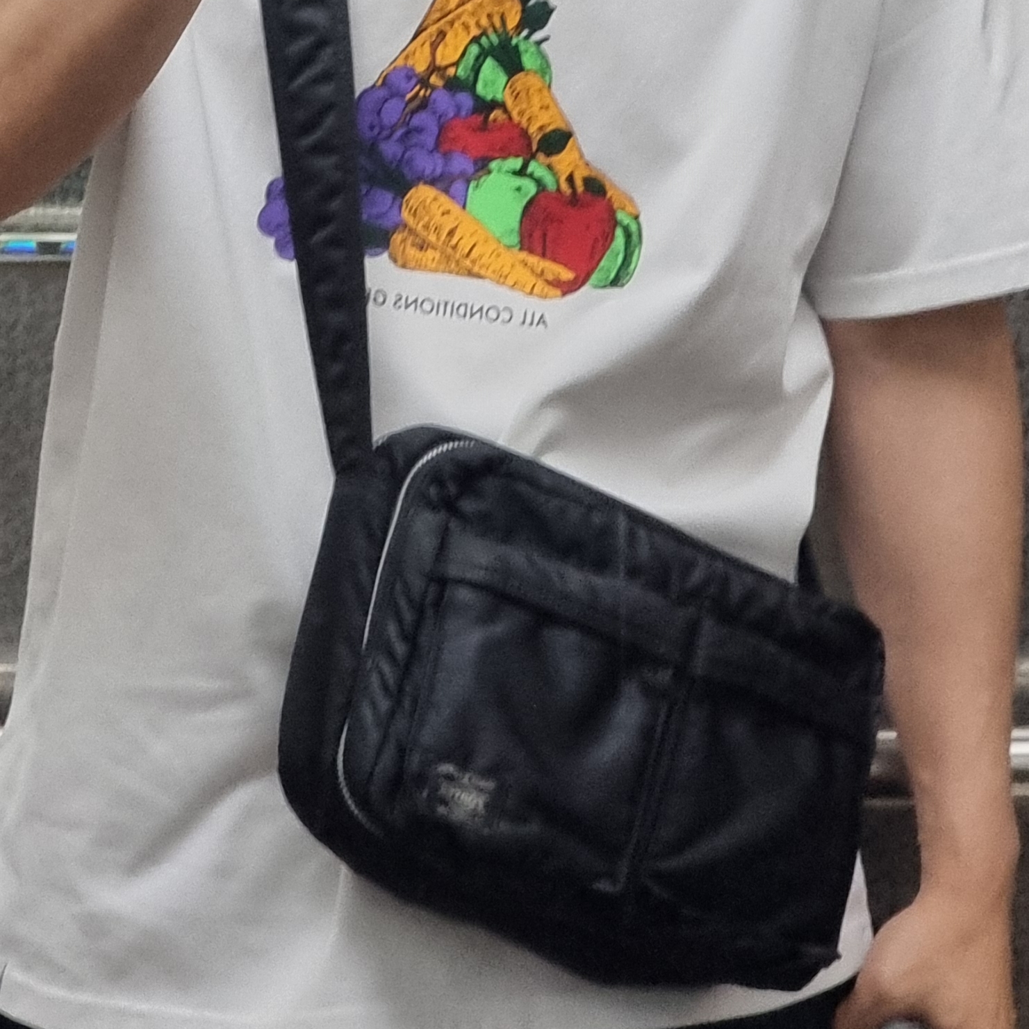 Porter Tanker Shoulder Bag S Black 착용 스타일
