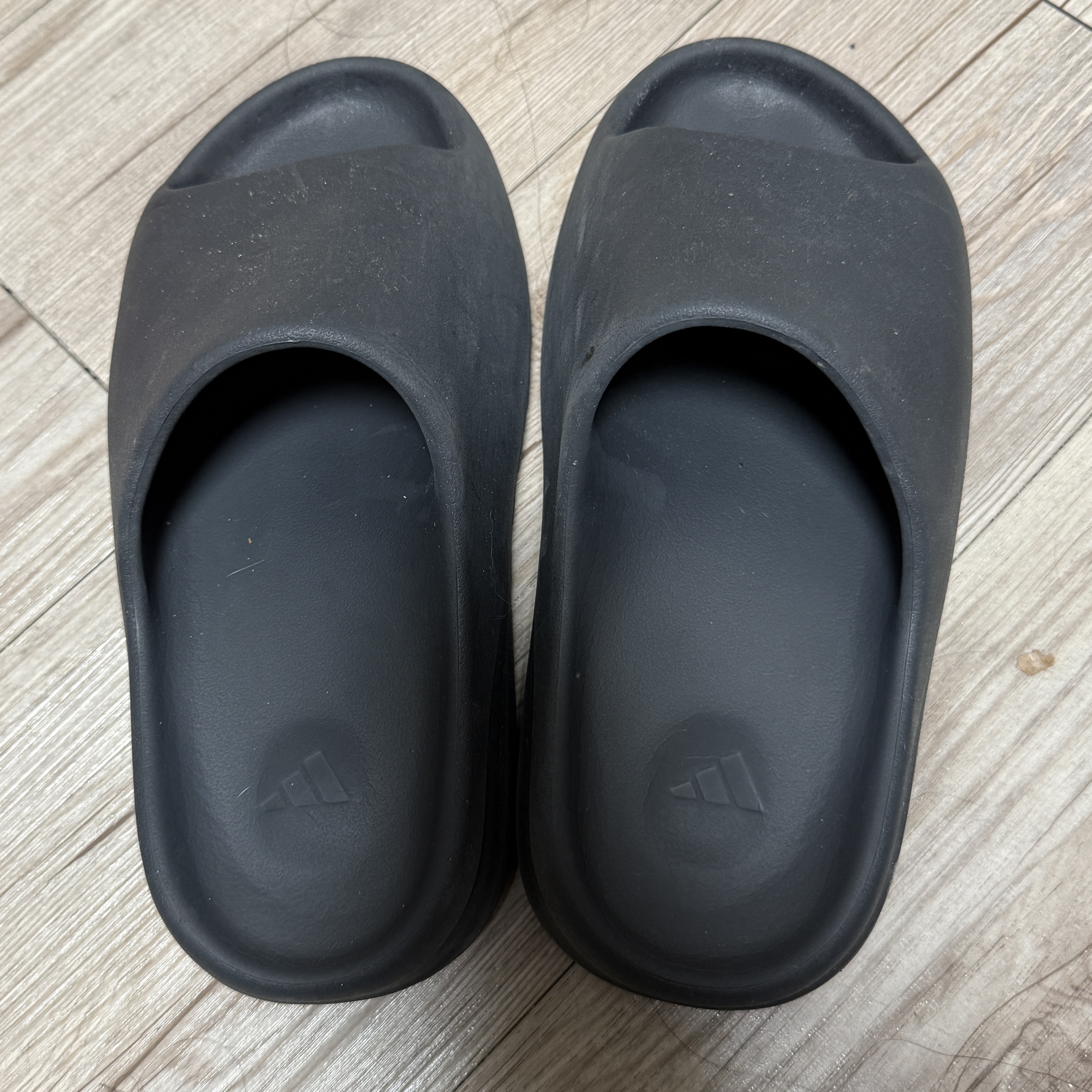 Adidas Yeezy Slide Onyx 착용 스타일