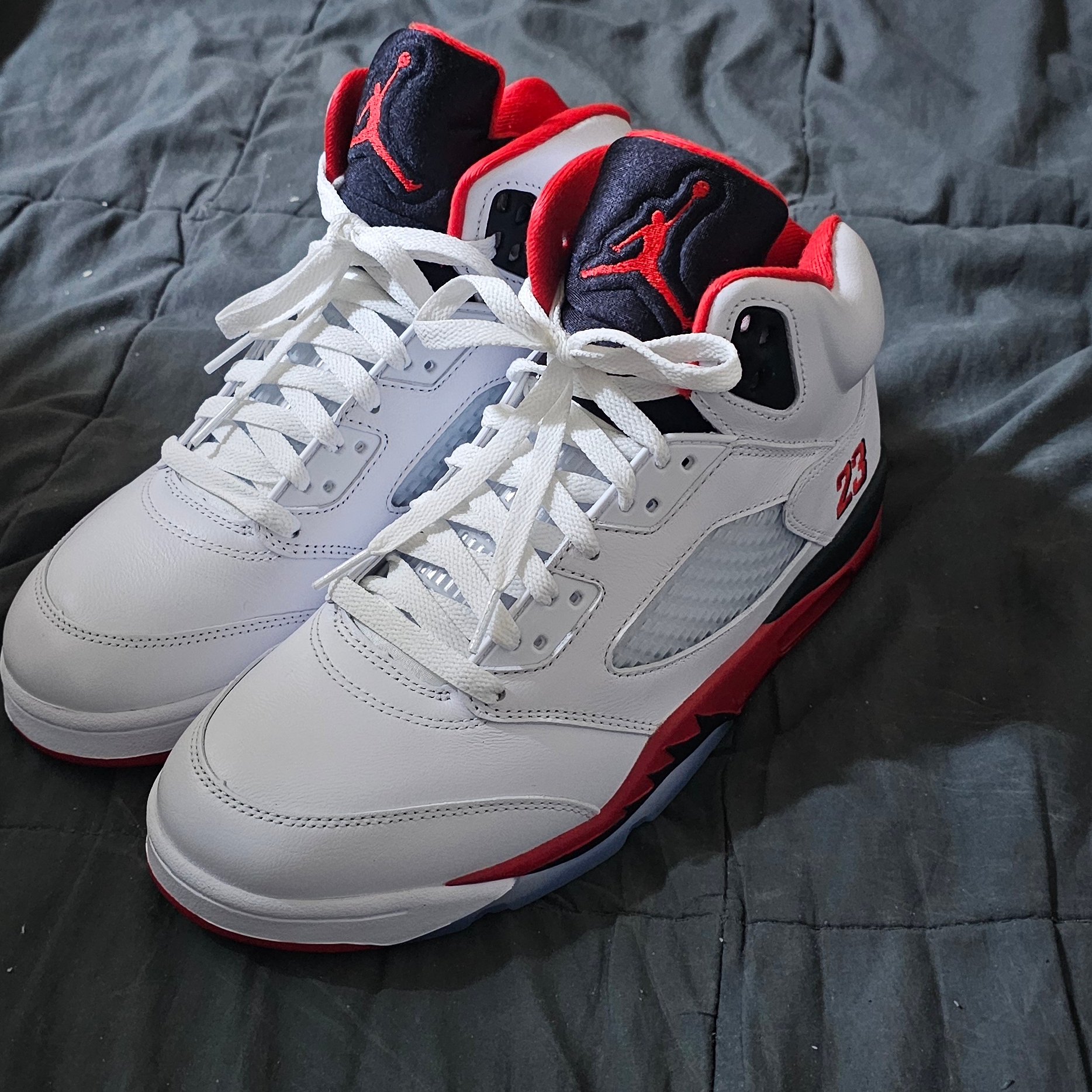 Jordan 5 Retro Fire Red Black Tongue 2025 착용 스타일