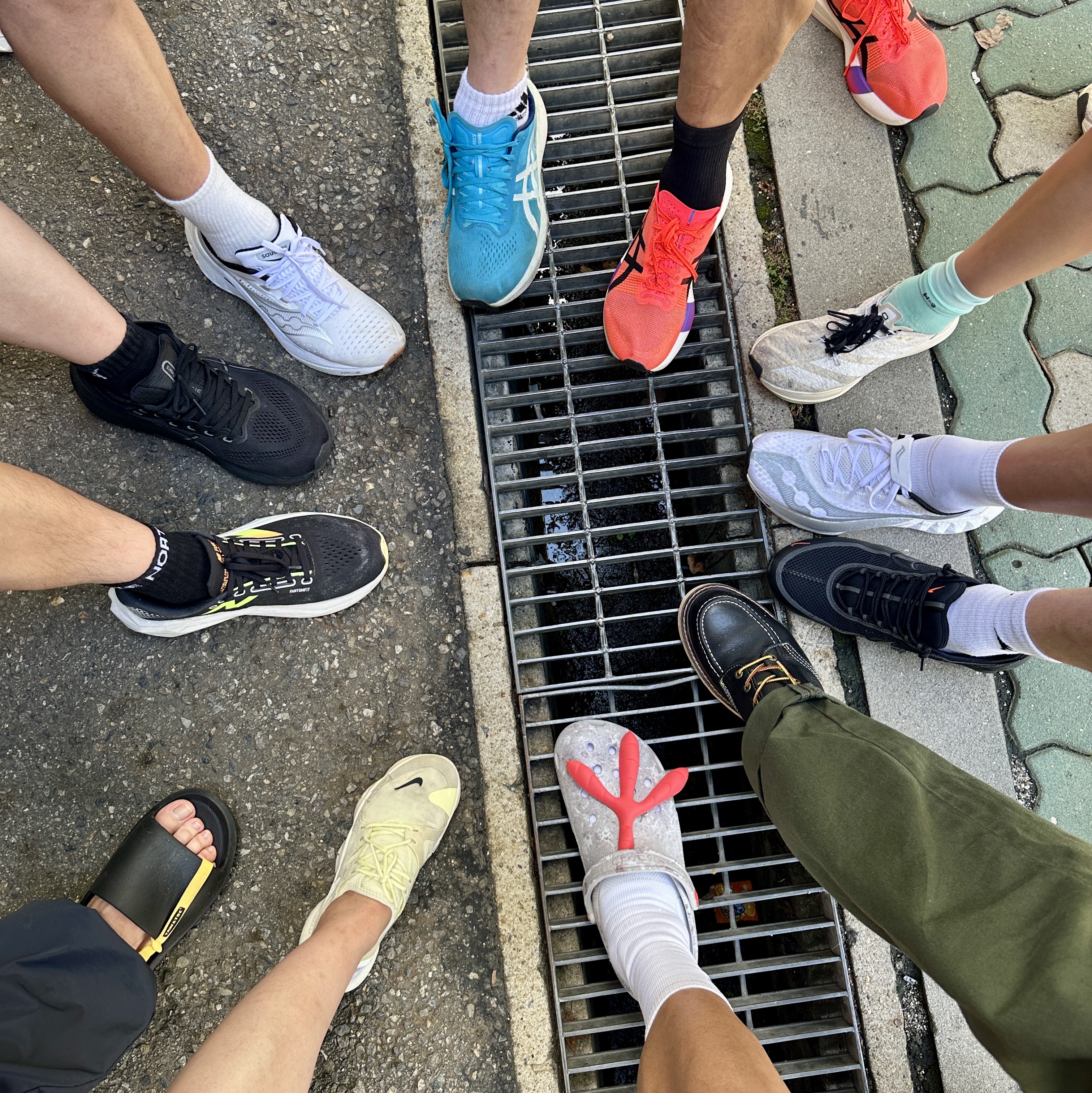 Crocs x Staple Classic Clog Grey Red 착용 스타일