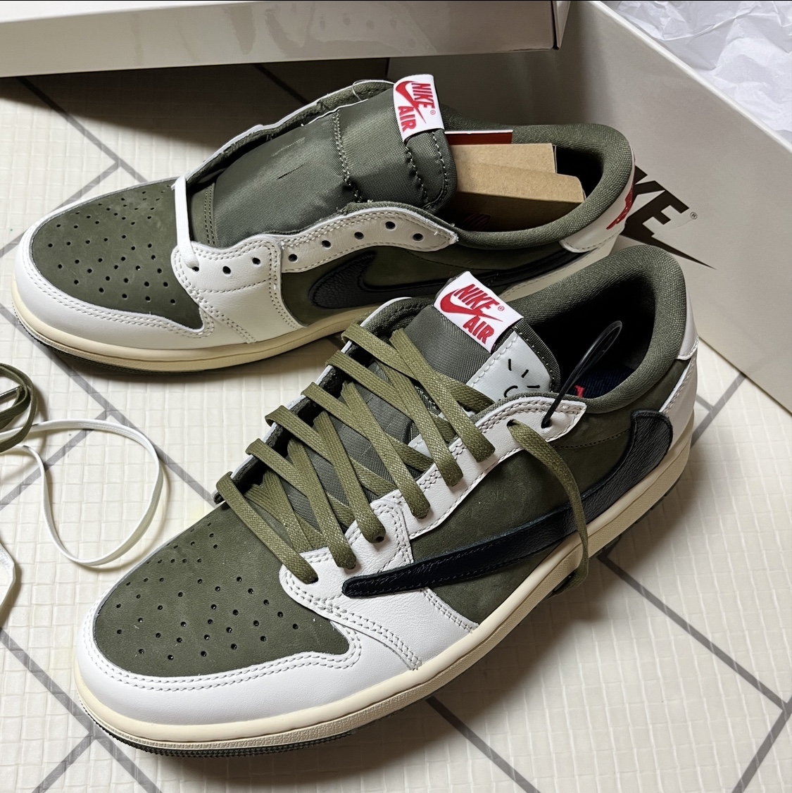 Jordan 1 x Travis Scott Retro Low OG SP Reverse Olive 착용 스타일 - 2