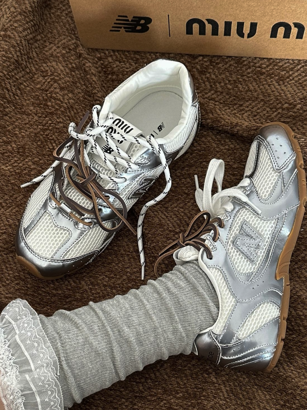 (W) Puma Speedcat Ballet Black Mauve Mist, (W) New Balance x Miu Miu 530 SL Metallic Leather and Mesh Sneakers Silver 착용 스타일 - 2