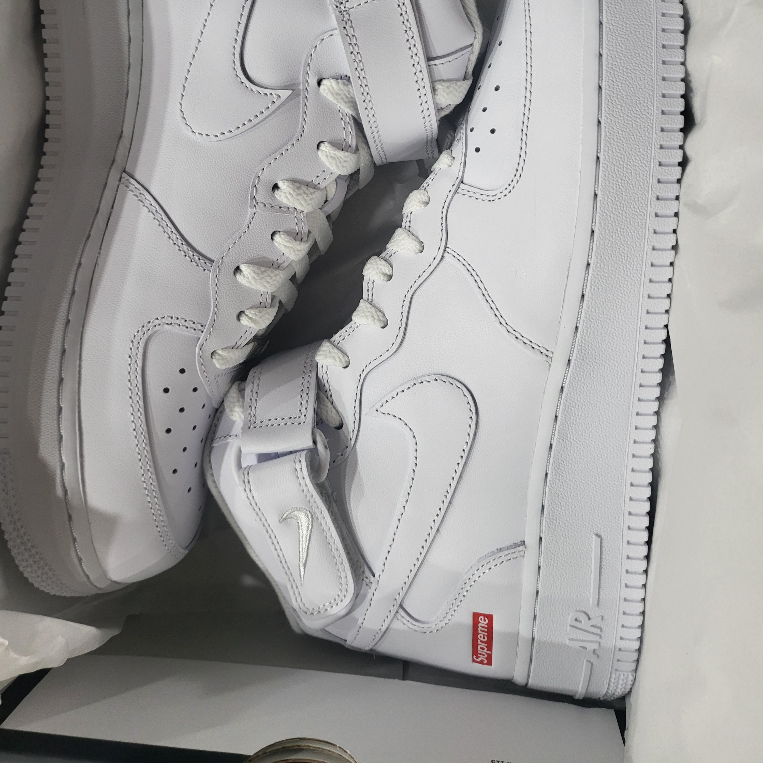 Nike x Supreme Air Force 1 Mid White 착용 스타일