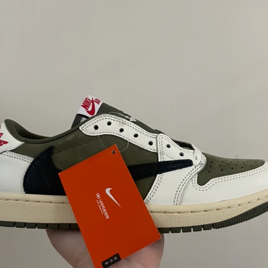 Jordan 1 x Travis Scott Retro Low OG SP Reverse Olive 착용 스타일