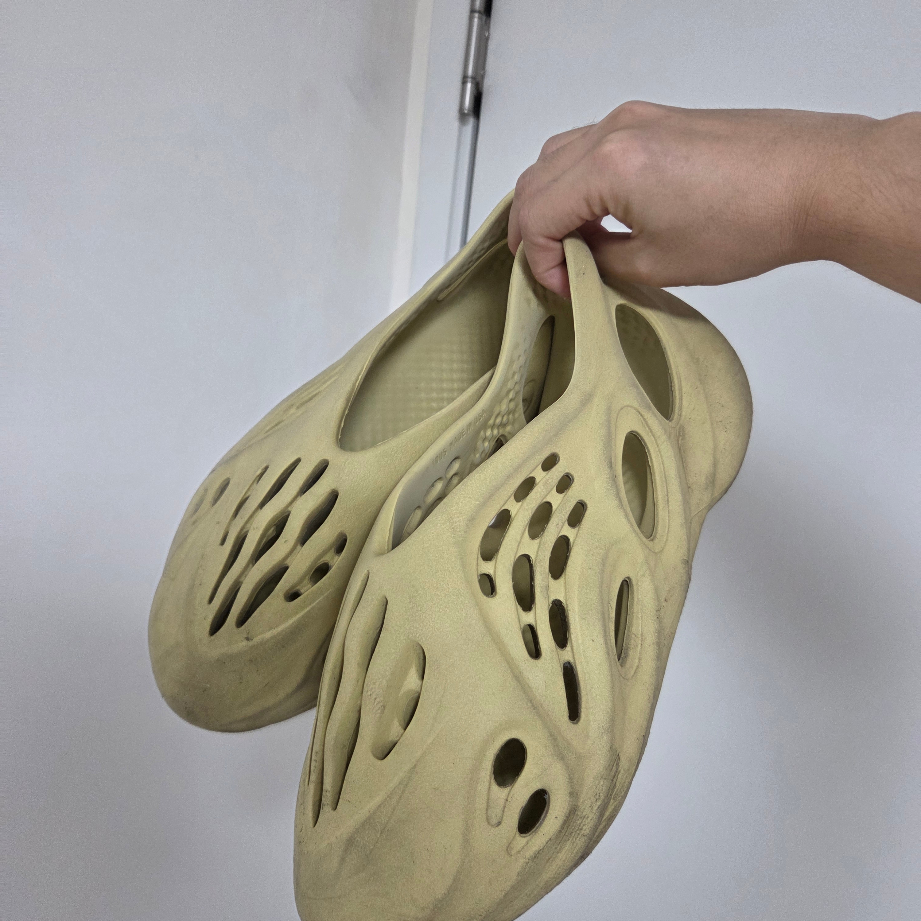 Adidas Yeezy Foam RNNR Sulfur 착용 스타일