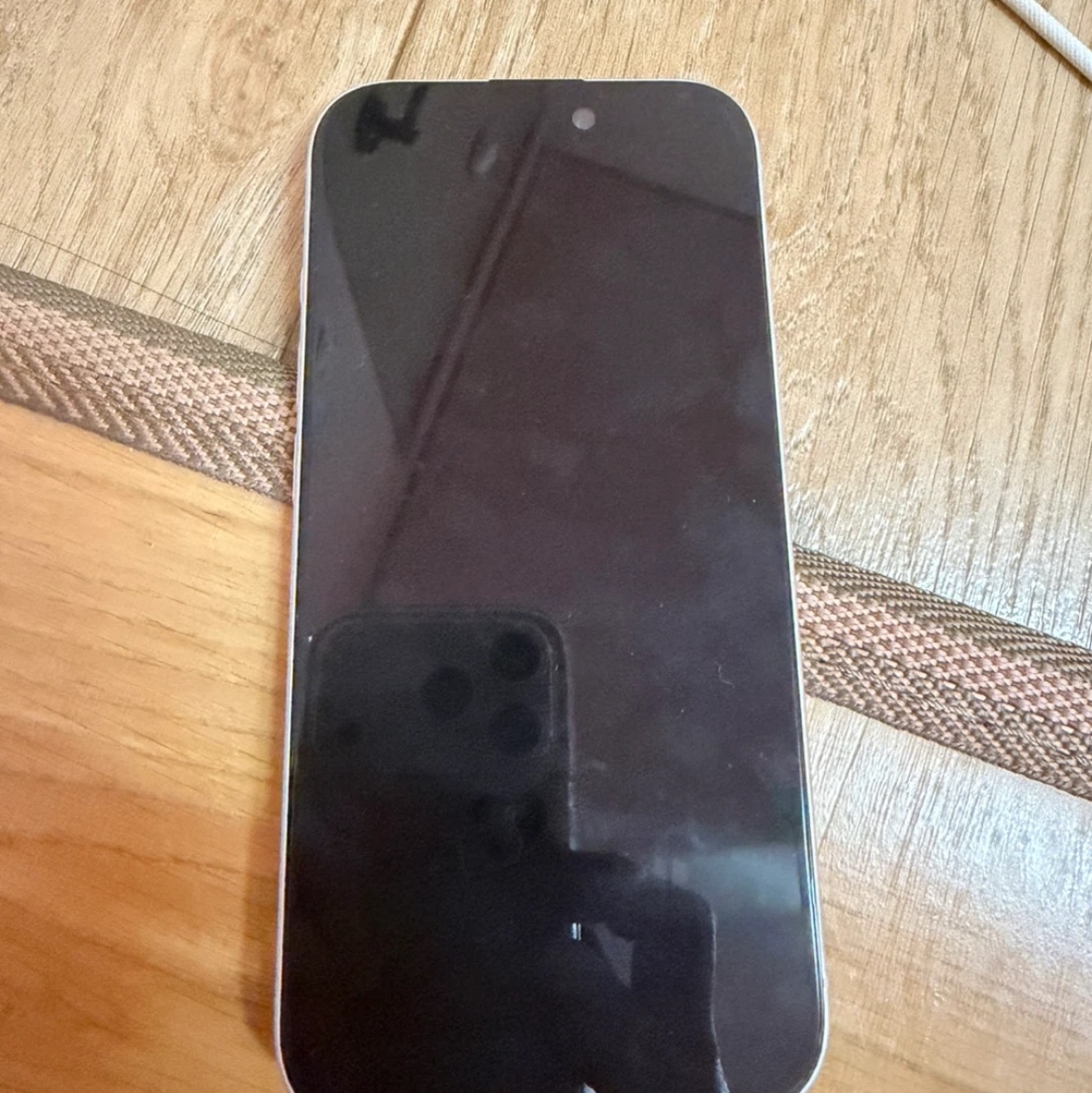 Apple iPhone 16 128GB White 착용 스타일
