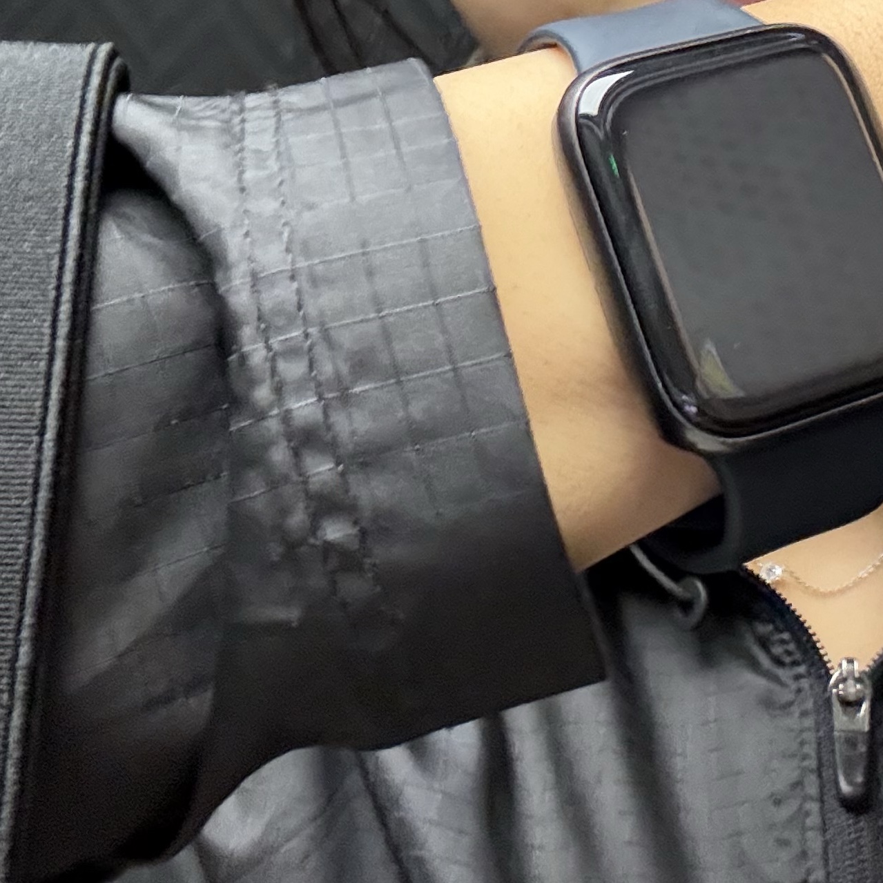 Apple Watch SE 2nd 44mm GPS Midnight Aluminium Case with Sport Band M/L Midnight (Korean Ver.) 착용 스타일