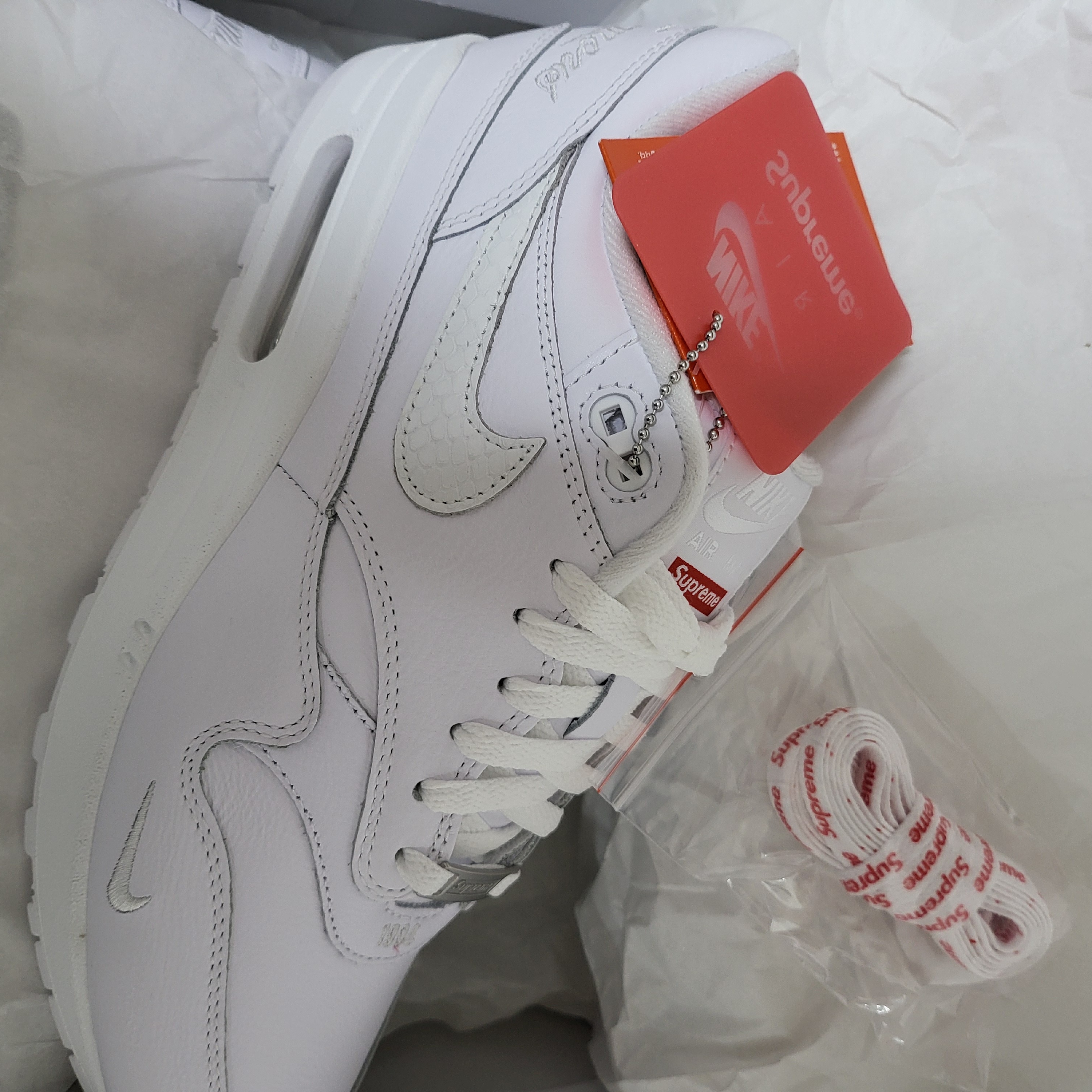 Nike x Supreme Air Max 1 '87 White - 25SS 착용 스타일