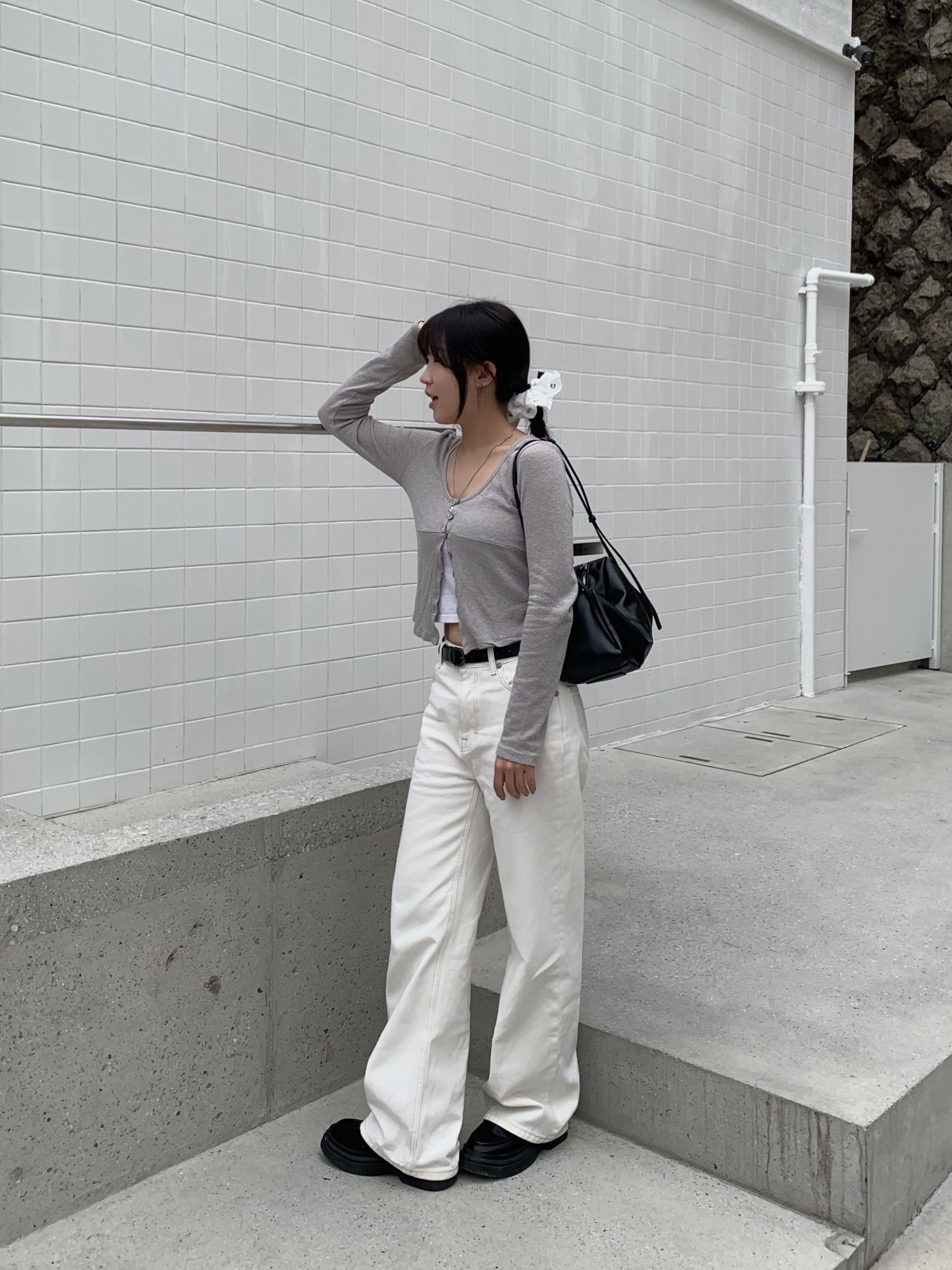 [KREAM 단독] Vacant Archive Eyelet Scrunchie White, [KREAM 단독] Vacant Archive Eyelet Scrunchie Black 착용 스타일 - 5