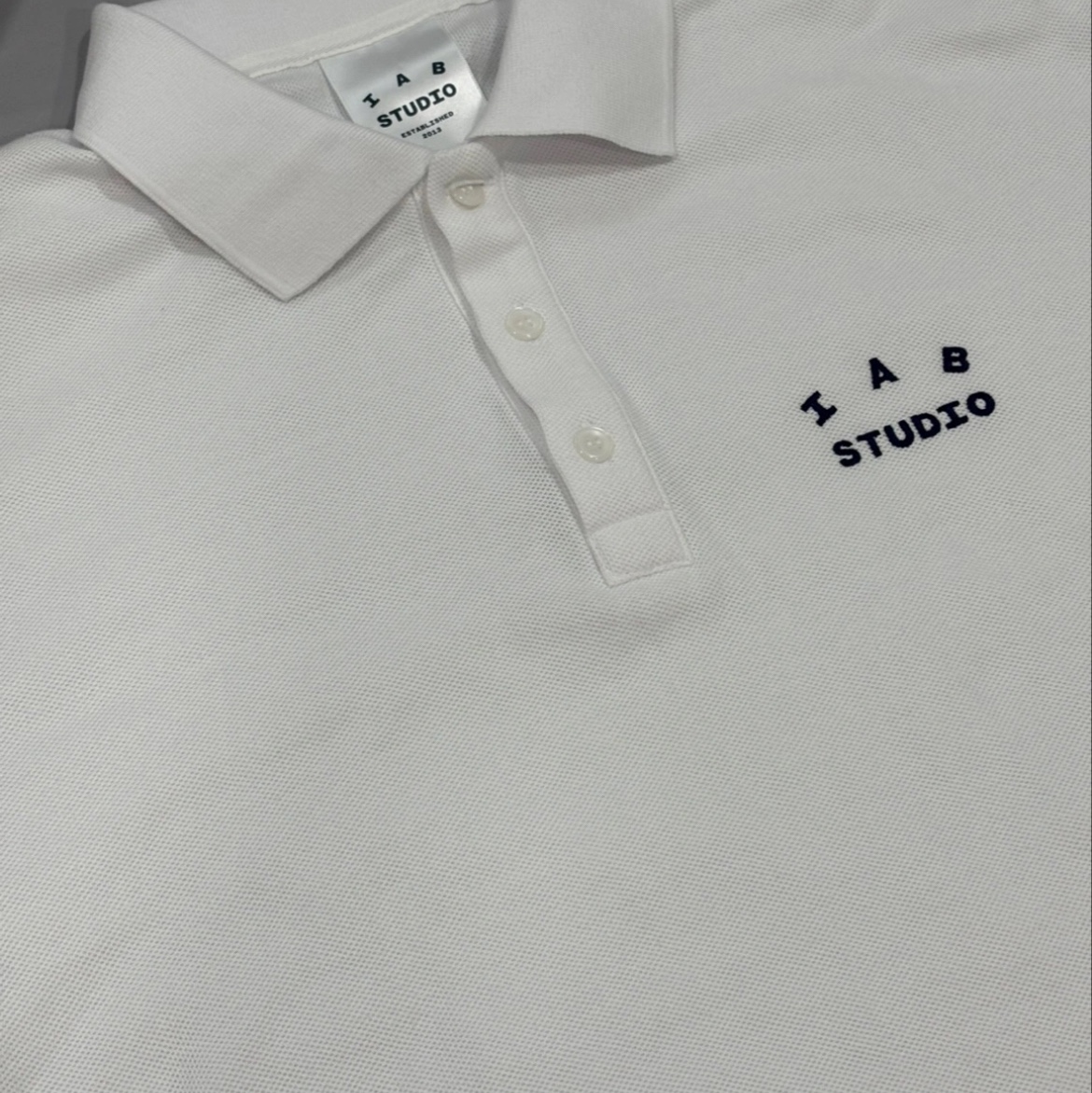 IAB Studio Pique T-Shirt White Navy 착용 스타일
