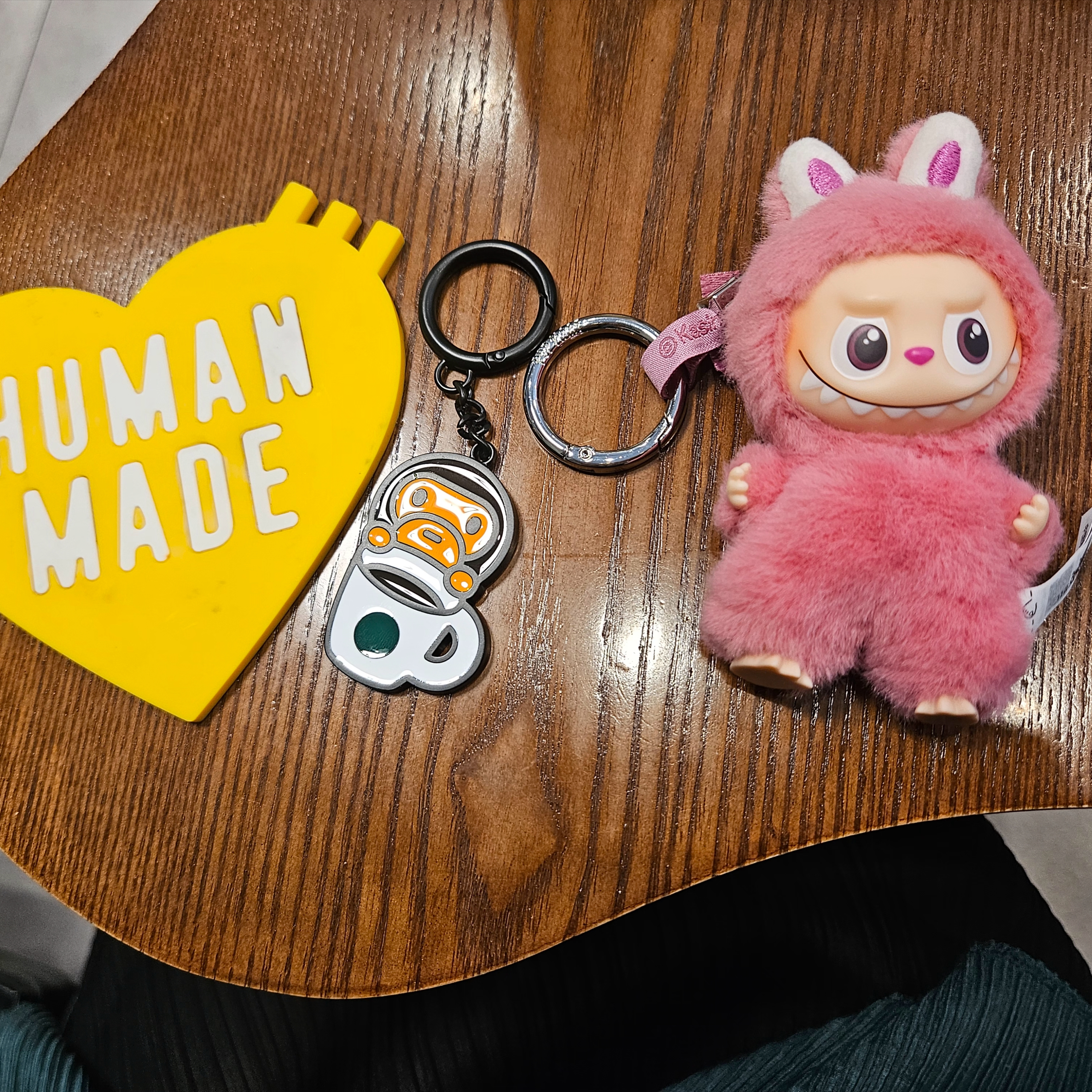 Starbucks x BAPE Baby Milo Keychain 착용 스타일