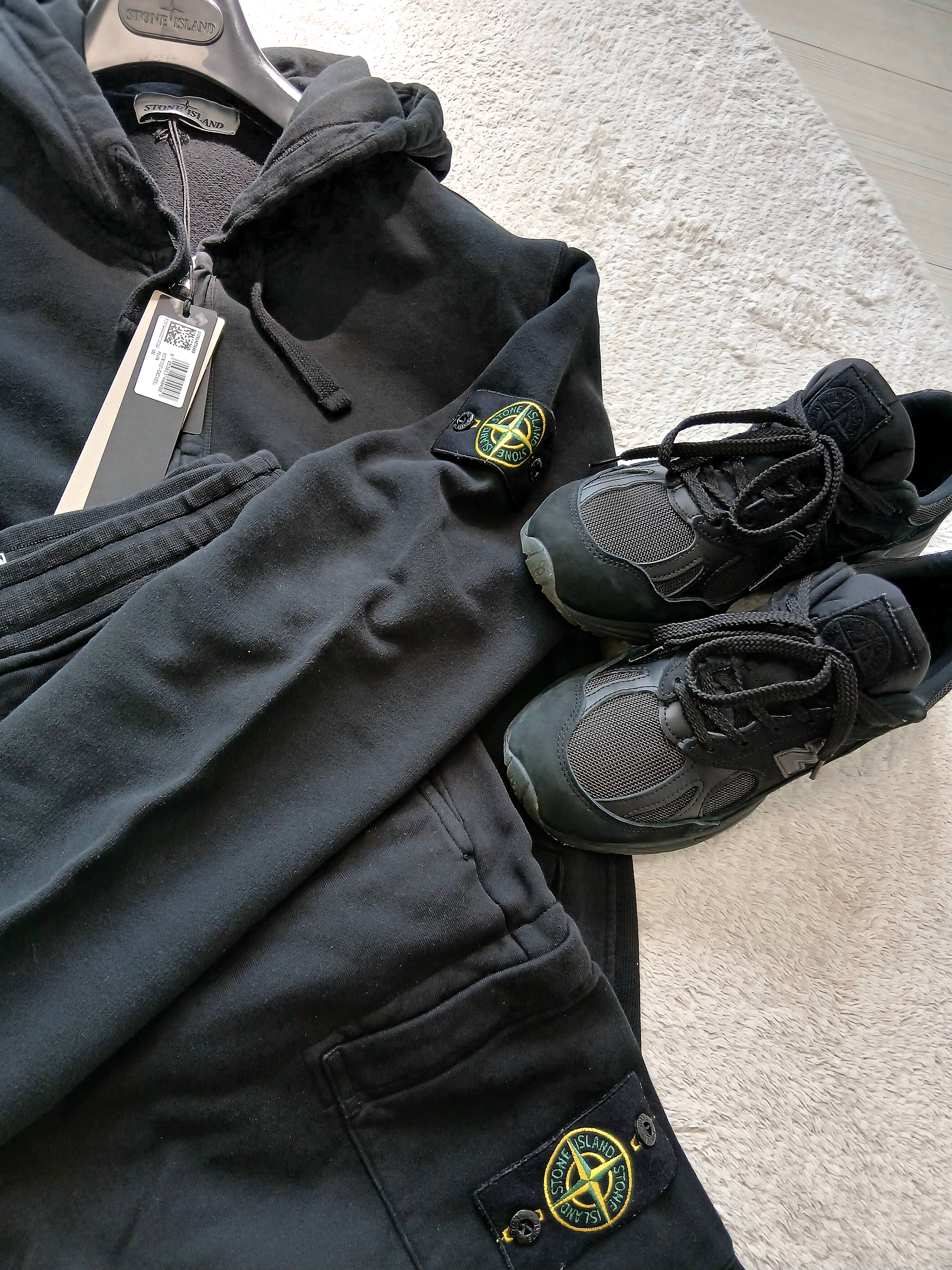 Stone Island 6100067 Brushed Organic Cotton Fleece Regular Fit Hooded Zip Up Sweatshirt with Pockets Navy Blue - 25FW, Stone Island 6200012 Organic Cotton Fleece Pocket Details Cargo Bermuda Shorts Black - 25SS 착용 스타일 - 2