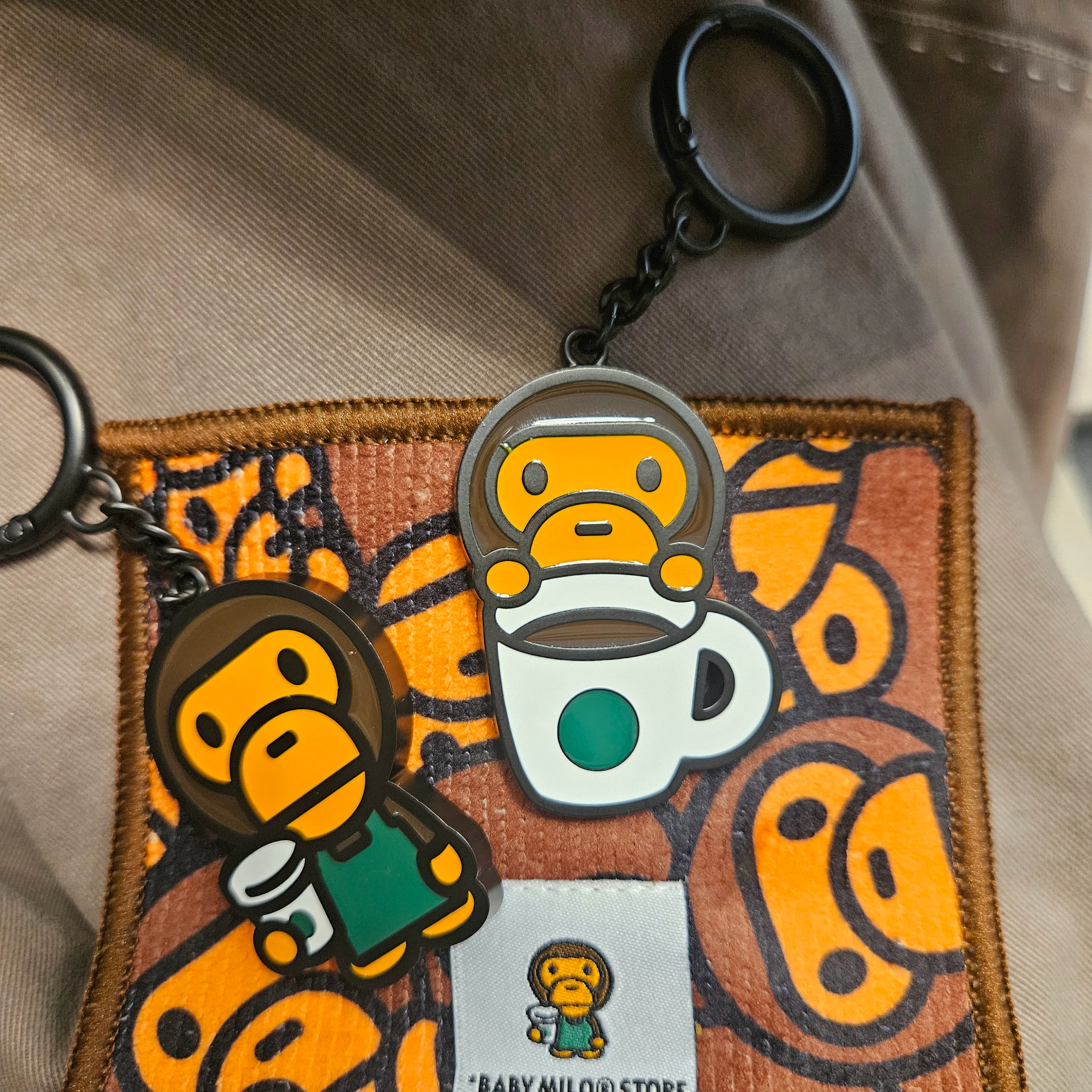 Starbucks x BAPE Baby Milo Keychain, Starbucks x BAPE Baby Milo Keychain 착용 스타일 - 2