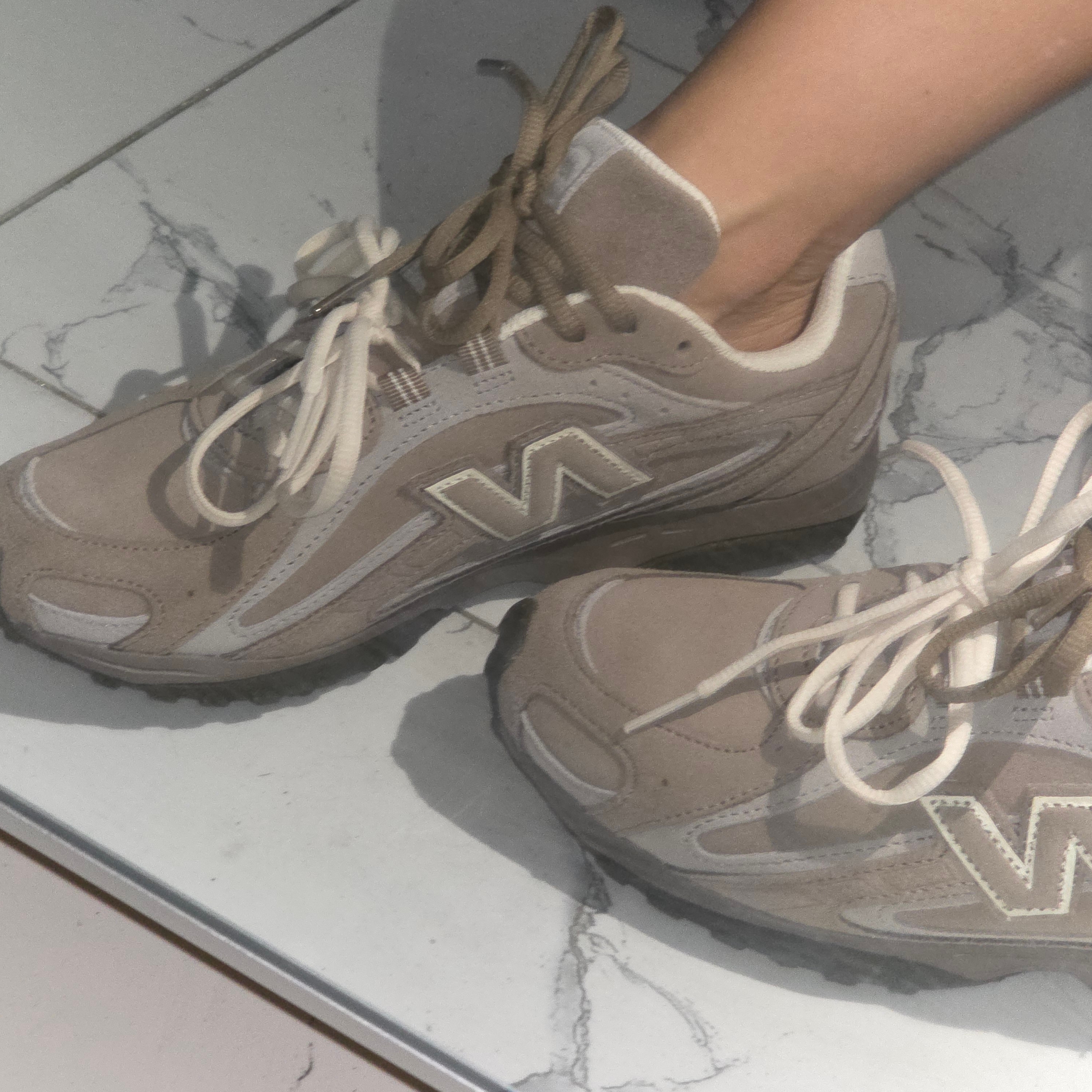 New Balance 204L Suede Mushroom Arid Stone 착용 스타일 - 2