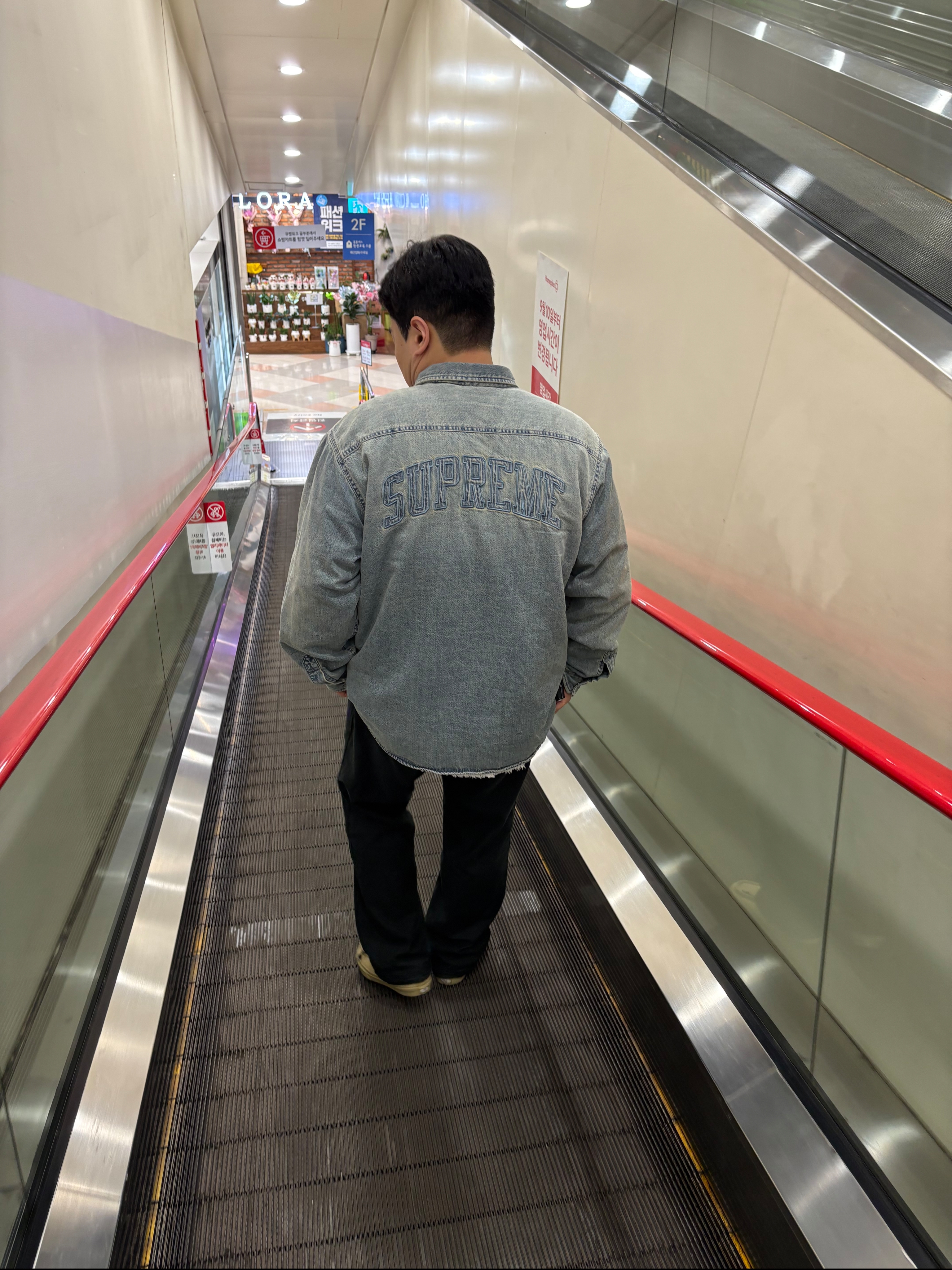 Vans Carver Sand Beige, Supreme Faux Shearling Lined Work Shirt Washed Indigo Denim - 24FW 착용 스타일 - 2