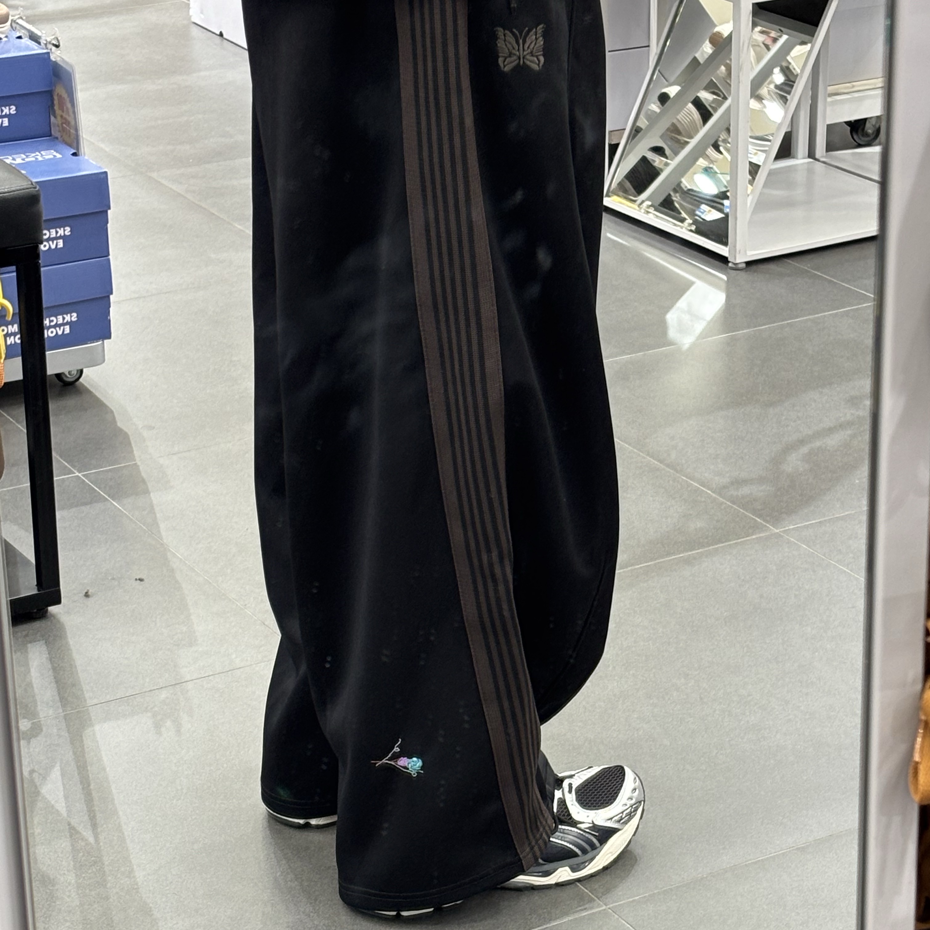 Asics Gel-Nimbus 10.1 Black Midnight, Needles H.D. Track Pants Poly Smooth Black 착용 스타일