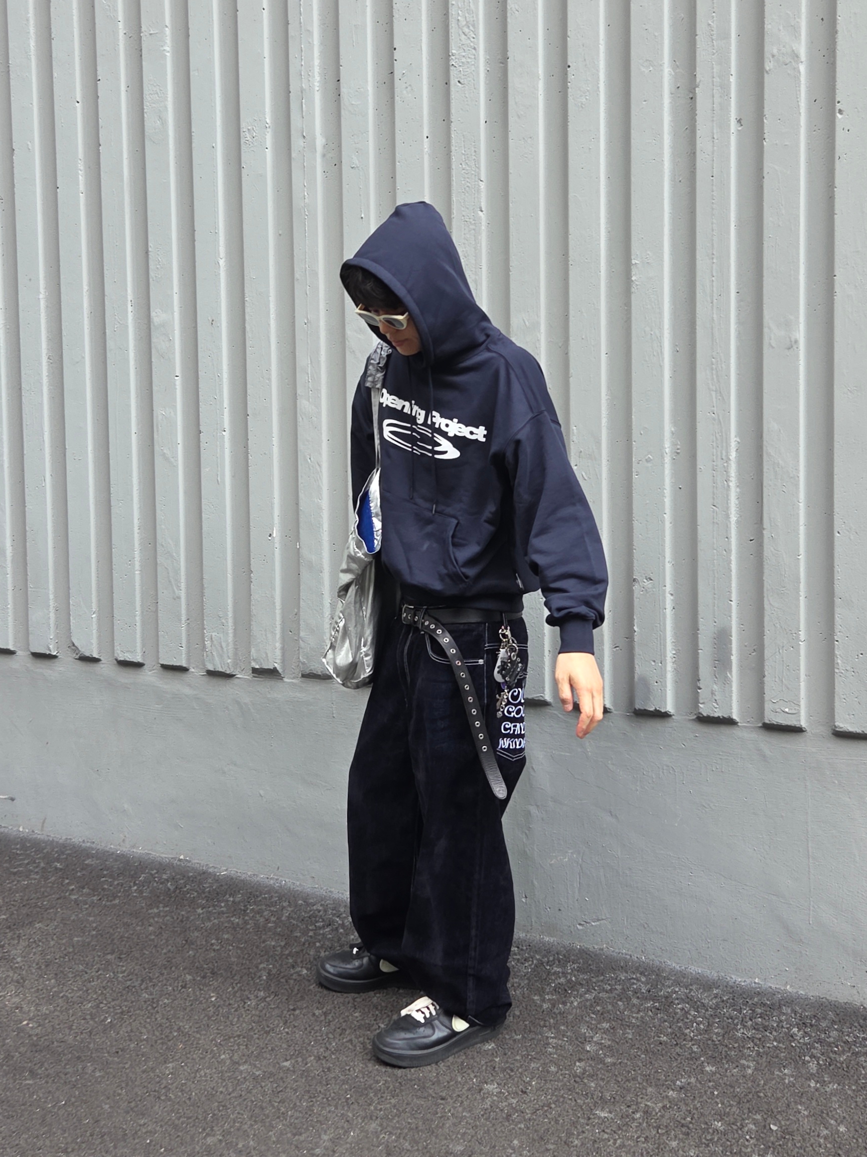 Opening Project Identity Sweatshirt Navy, ALEXII Too Much Keyring Ver.2 착용 스타일 - 1