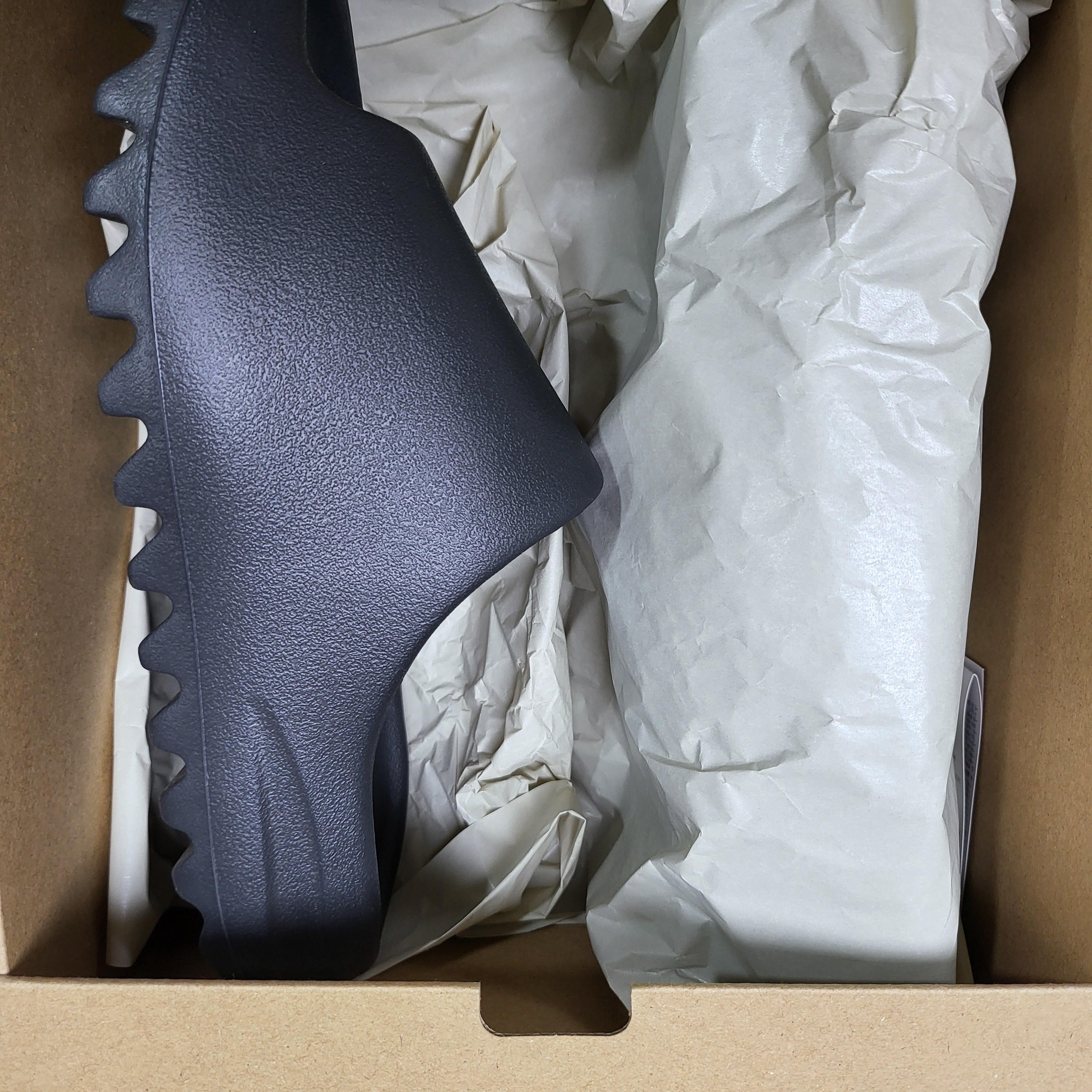 Adidas Yeezy Slide Onyx 착용 스타일