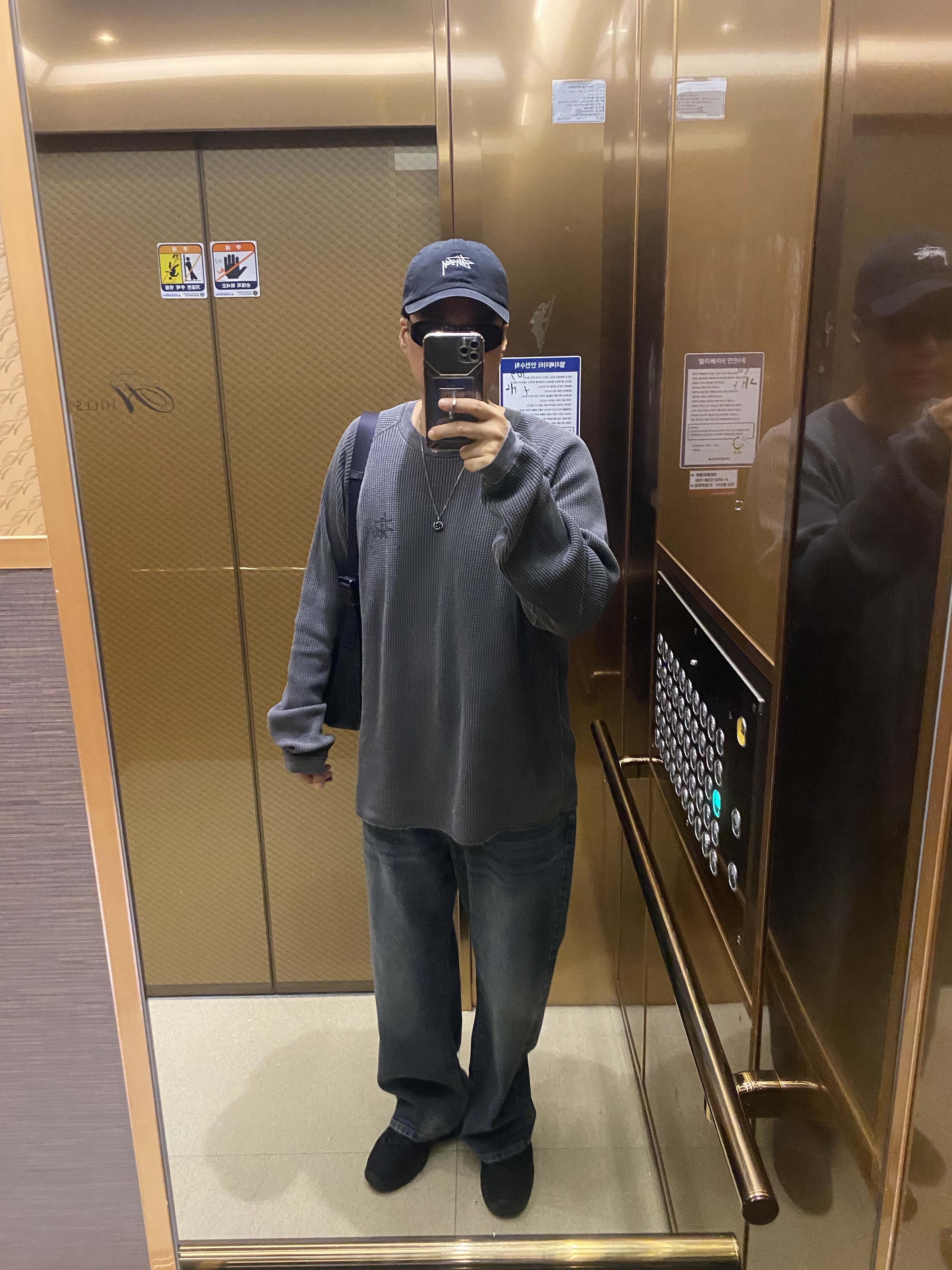 Stussy Raglan Thermal LS Crew Washed Black, Stussy Landon Sunglasses Black Black Lens 착용 스타일